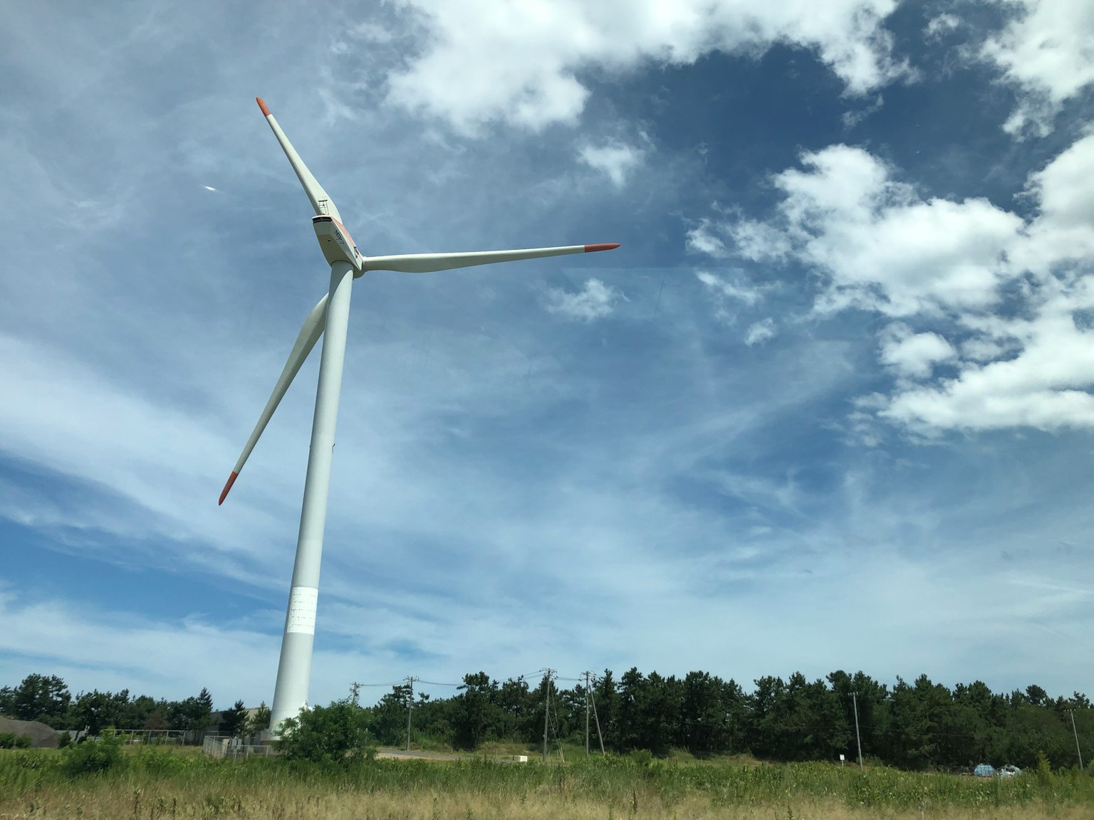 Éolienne se tenant sous un ciel bleu
