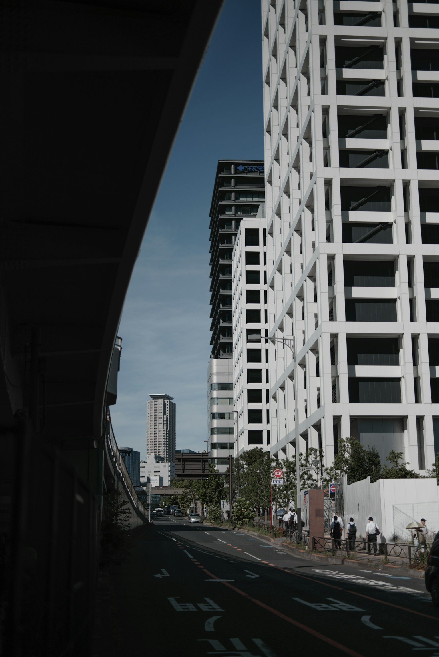 城市風景，現代高樓大廈和晴朗的天空