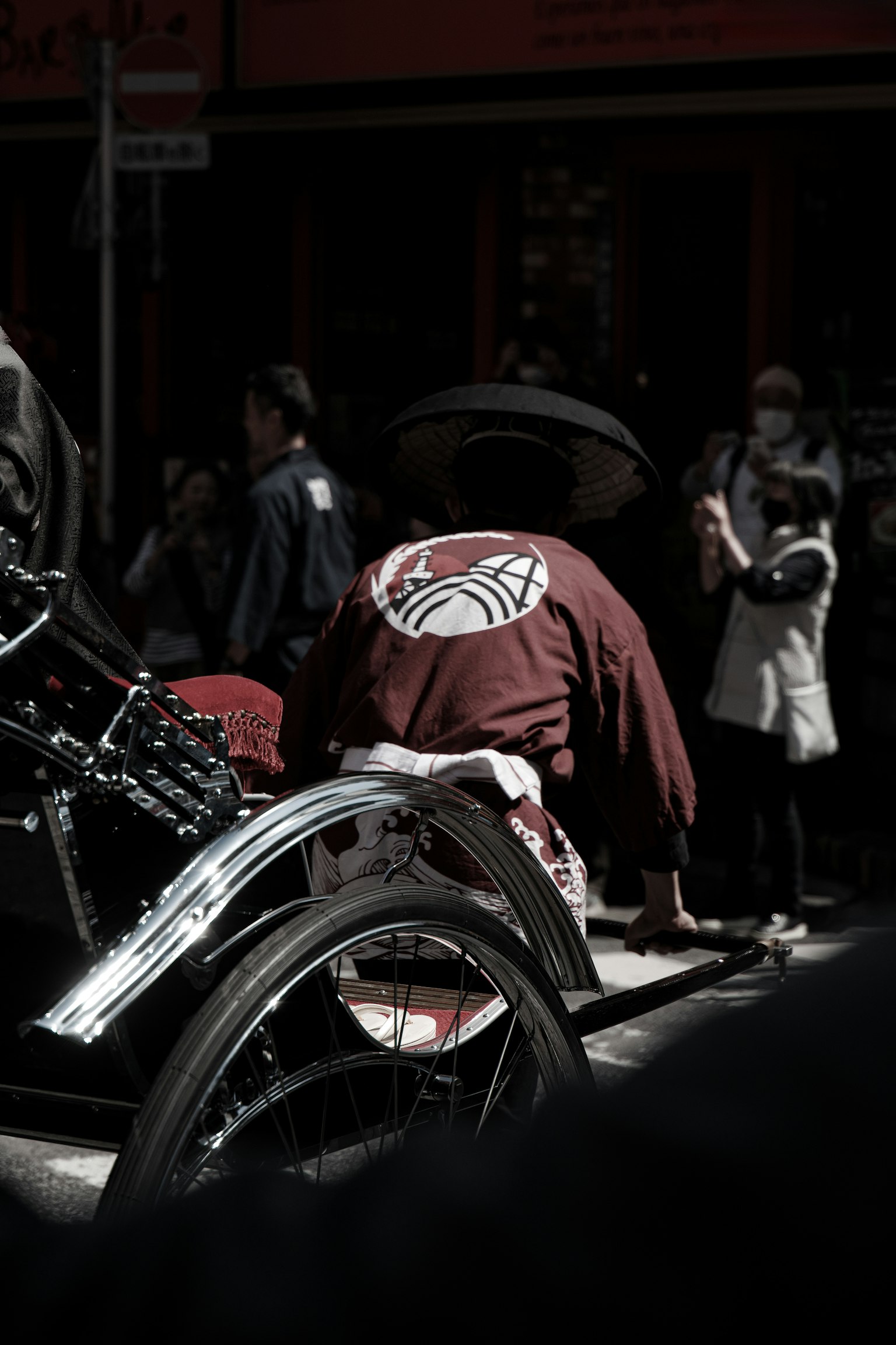 人力車和穿著傳統服裝的人們在熱鬧的街景中