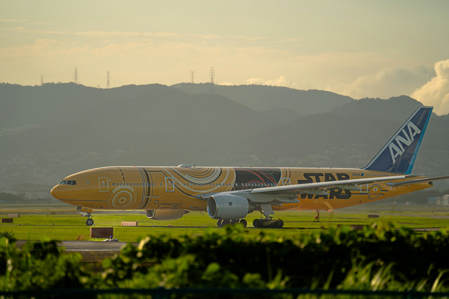 Aereo della livrea speciale ANA sulla pista al tramonto