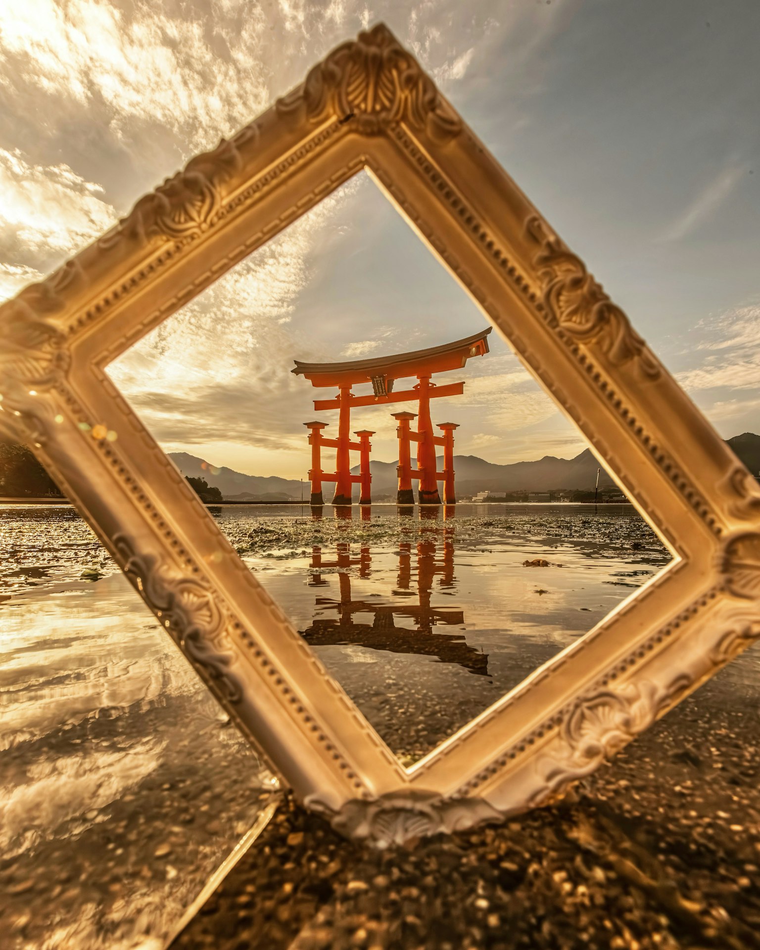 Schöne Landschaft mit einem roten Torii, das im Wasser durch einen Rahmen reflektiert wird