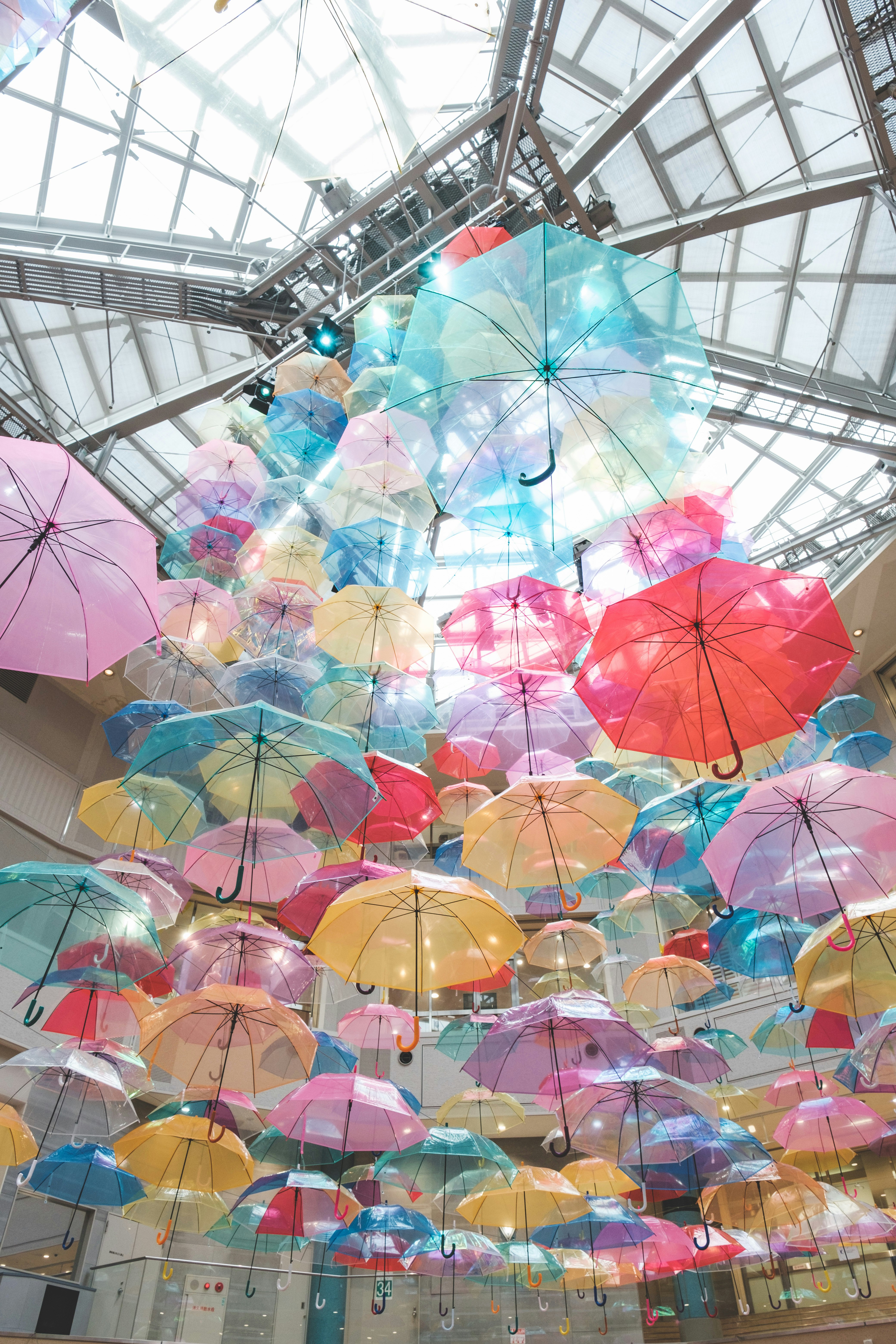 Bunte Regenschirm-Installation unter einer Kuppel