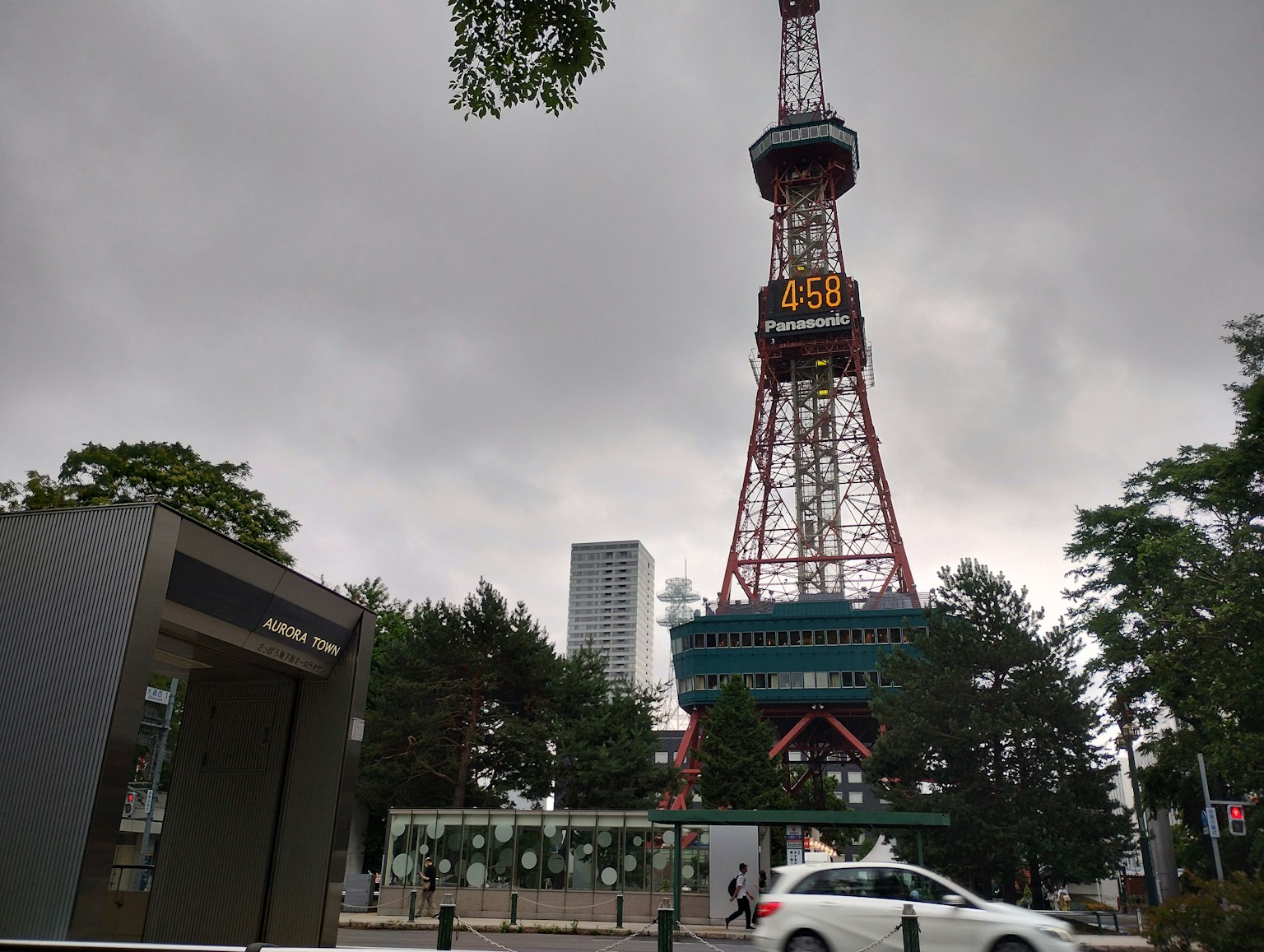 Torre de televisión de Sapporo bajo un cielo nublado