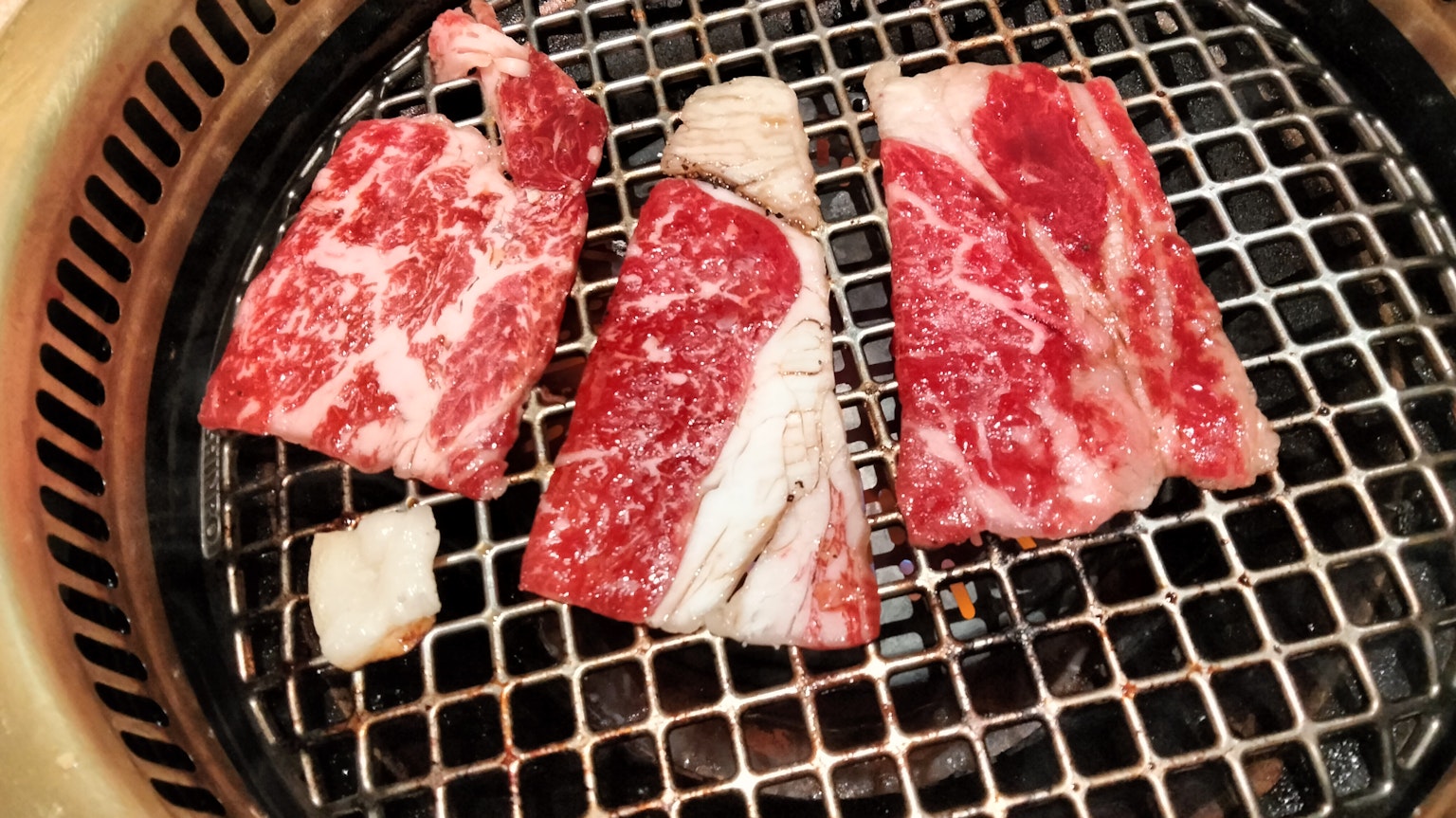 Tranches de bœuf Wagyu grillées sur un gril en charbon