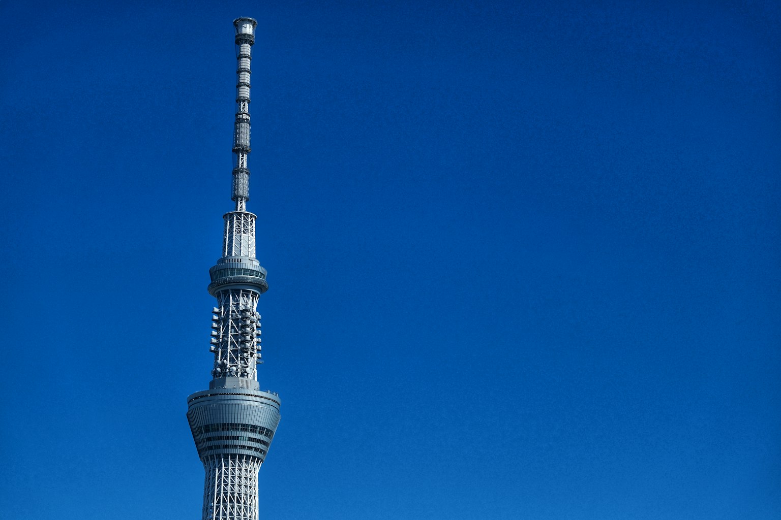 Tokyo Skytree, der gegen einen klaren blauen Himmel ragt
