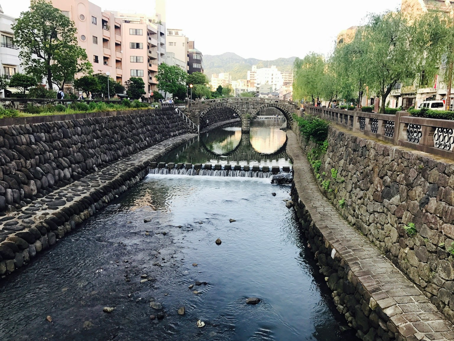 ทิวทัศน์ที่สวยงามของแม่น้ำพร้อมสะพานหินและอาคาร