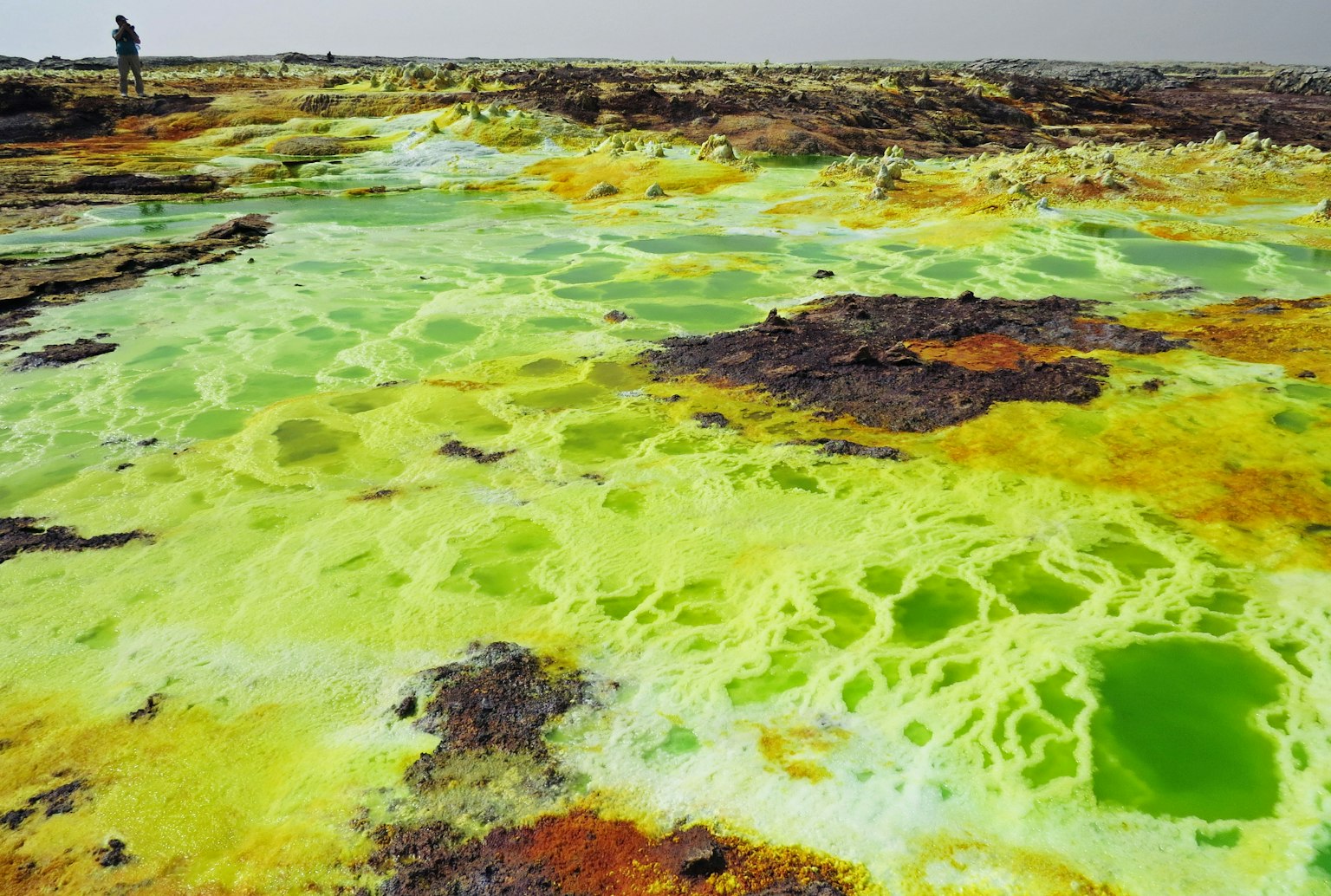 Paysage vibrant avec des formations minérales vertes et jaunes