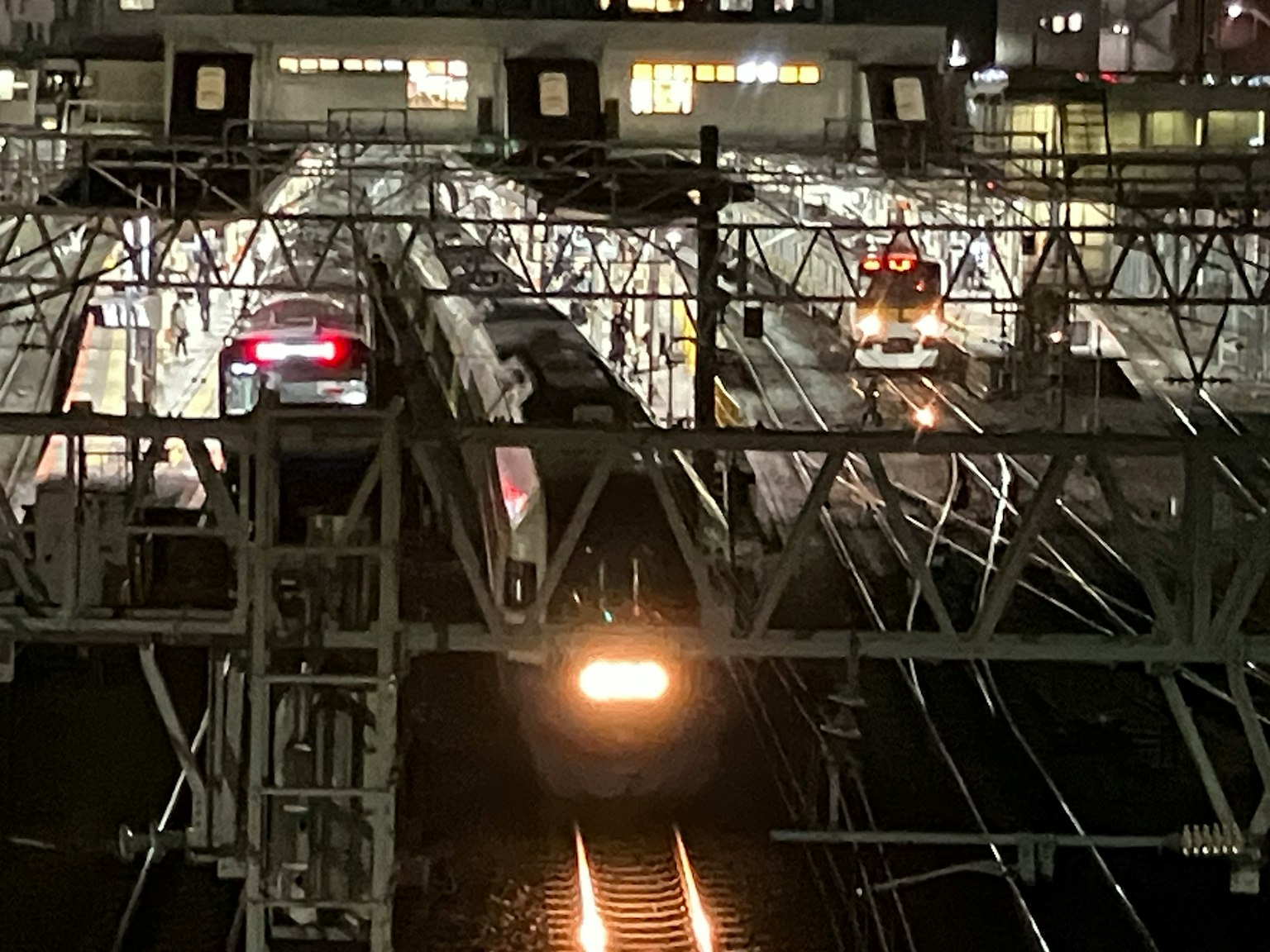 Pemandangan malam kereta di stasiun kereta dengan beberapa rel