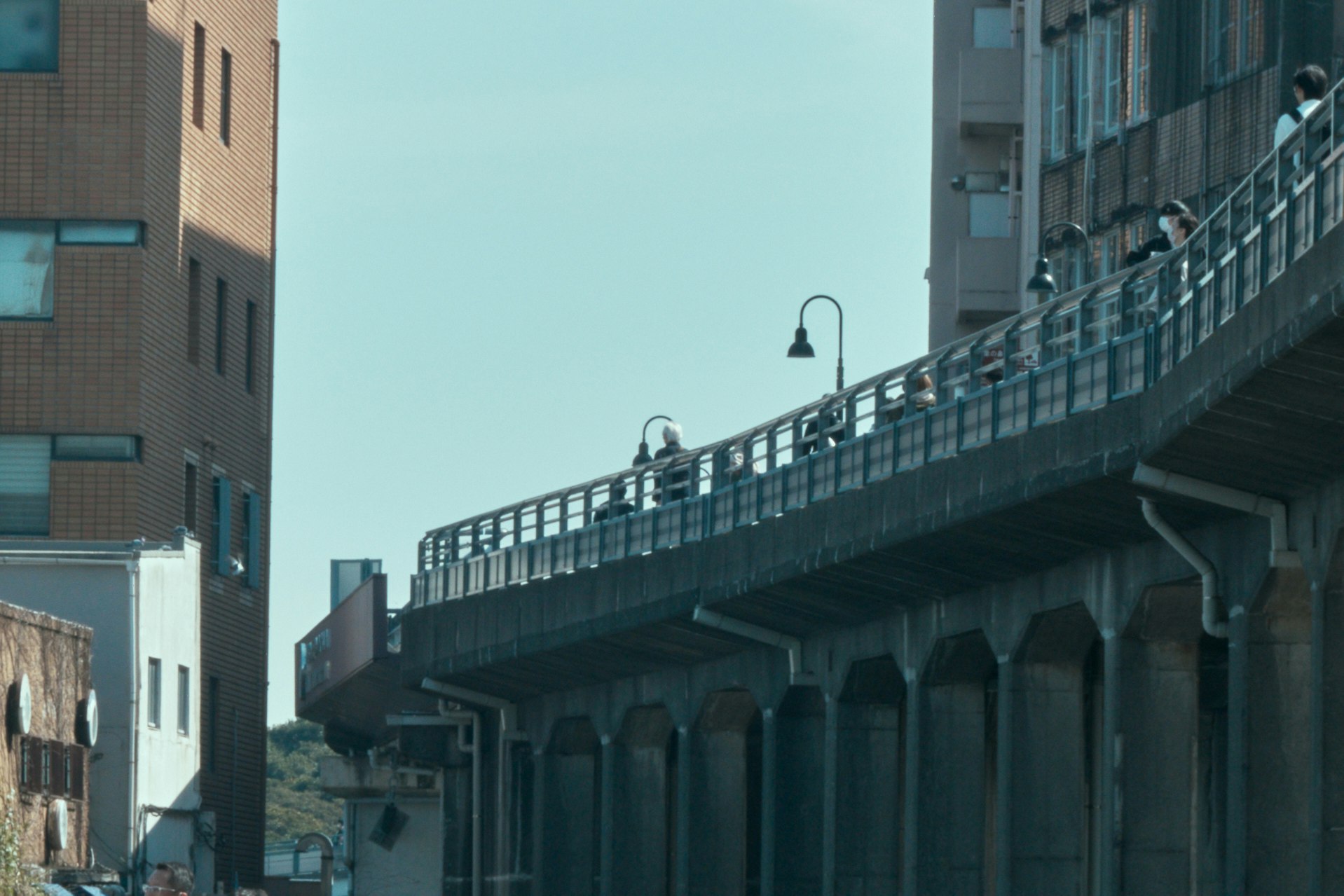 高架橋の手すりと街並みのある都市風景