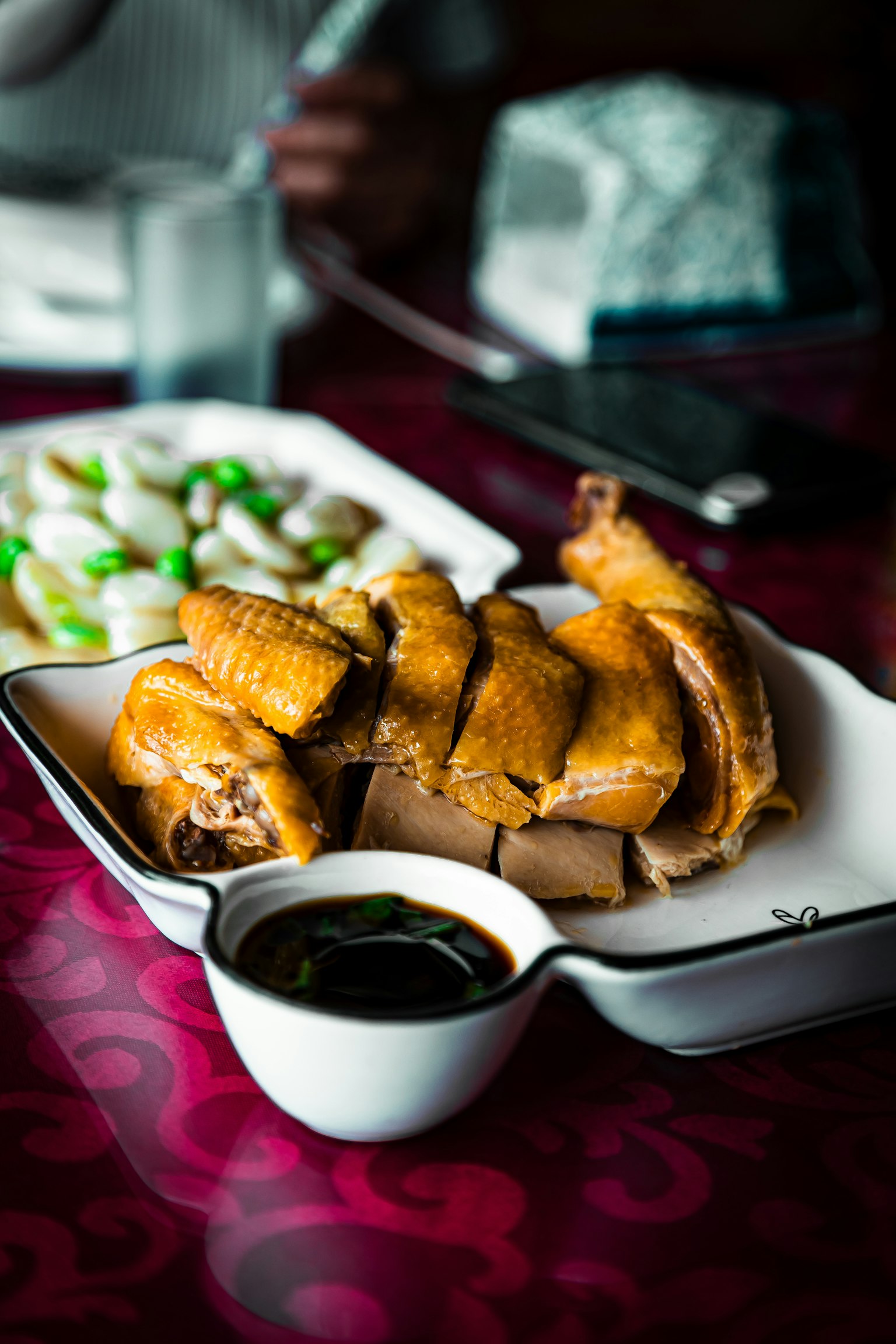 Hidangan ayam yang disajikan dengan baik dengan saus celup di atas meja