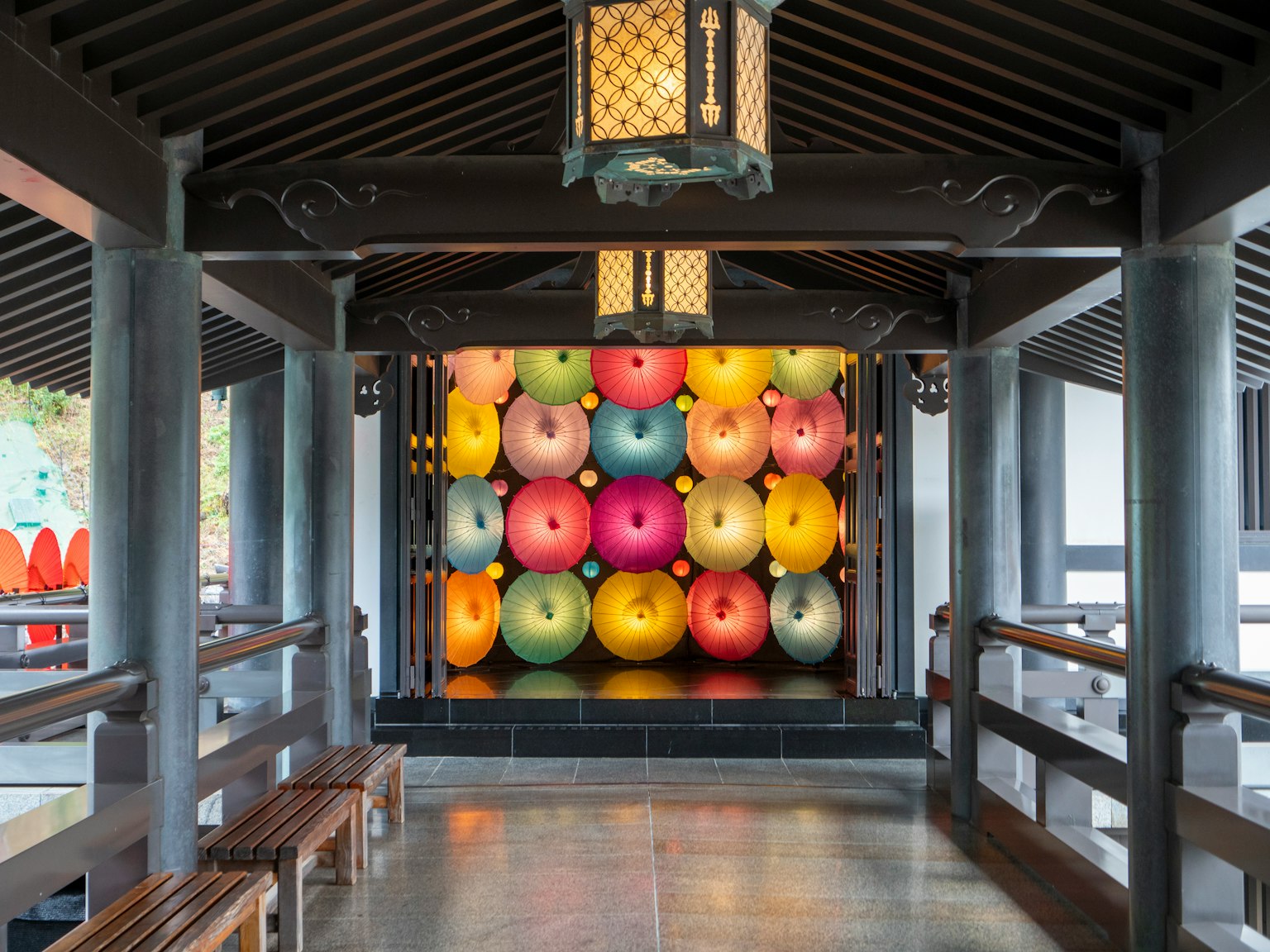 Interior de un edificio tradicional con una colorida disposición de objetos circulares en el fondo