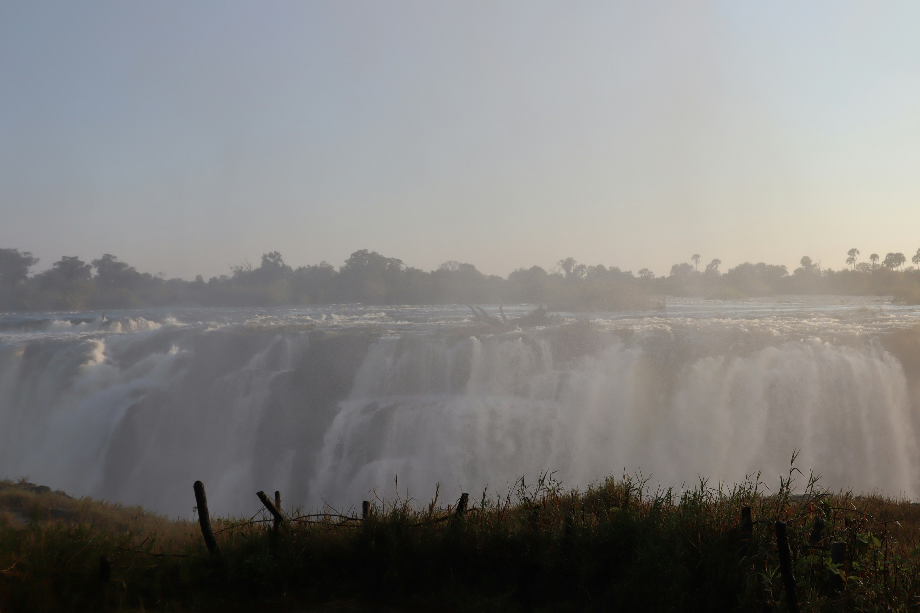chutes d’eau et brume au premier plan herbeux