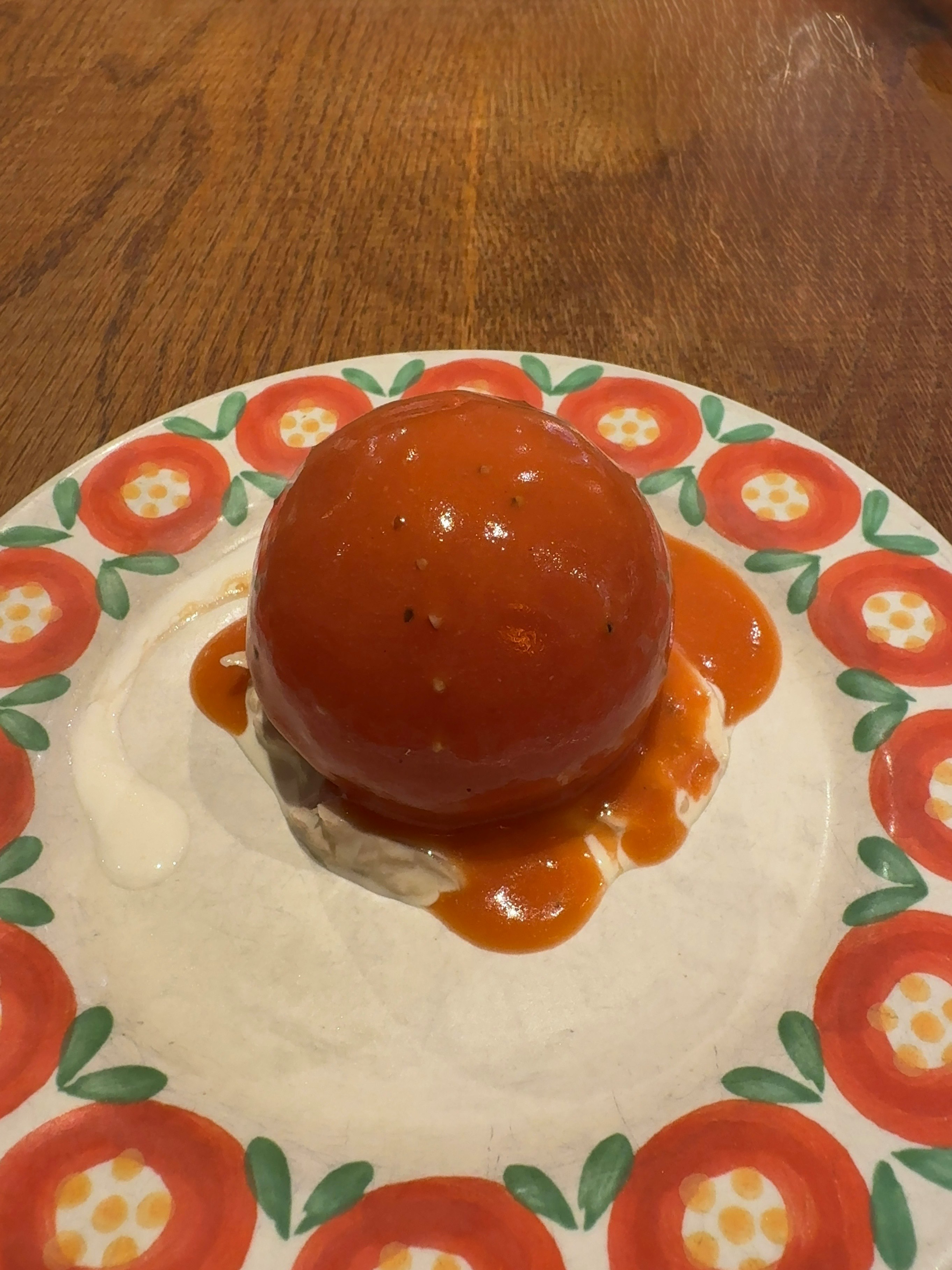ensalada de tomate servida en un plato decorado