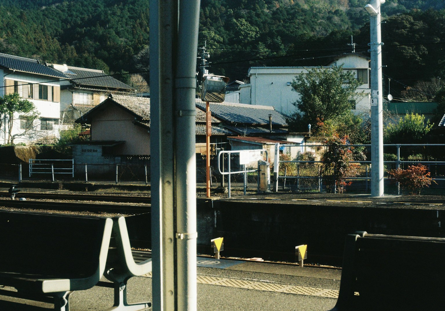 火车站候车区的景色,古老的房屋和山脉背景