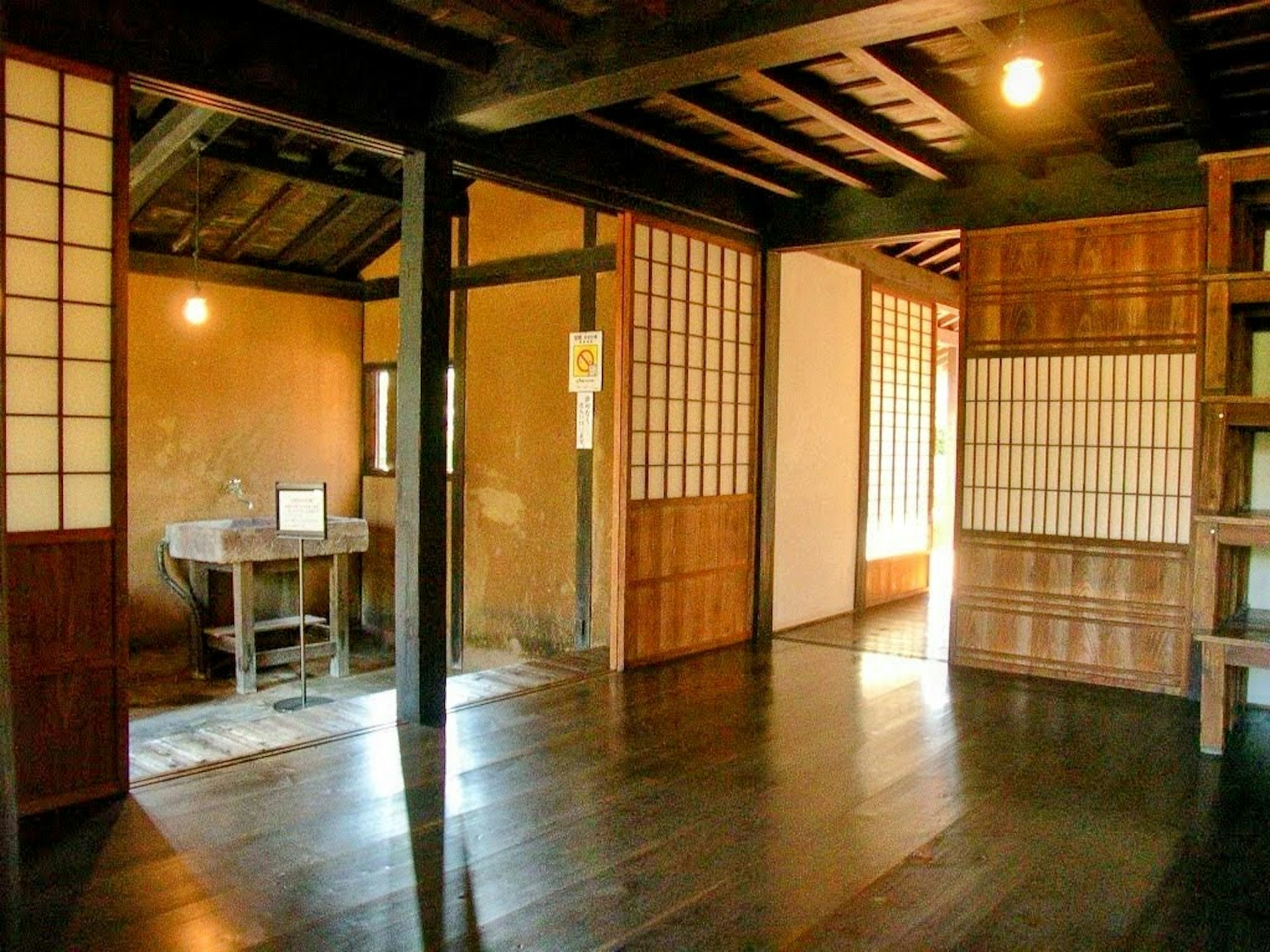 Interior rumah tradisional Jepang dengan lantai kayu dan layar shoji