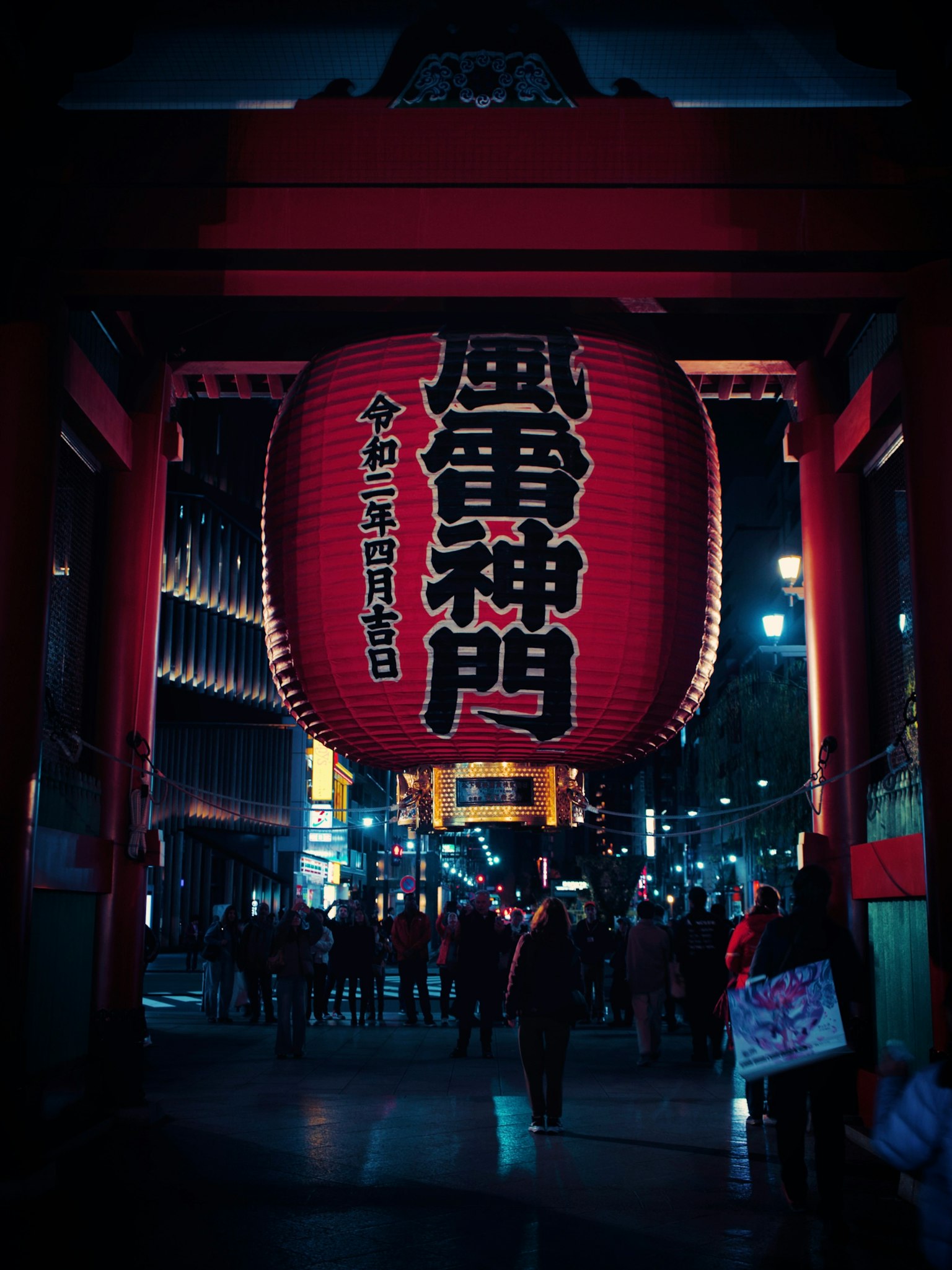 雷門の大提灯が夜に輝く風景 人々が行き交う賑やかな通り