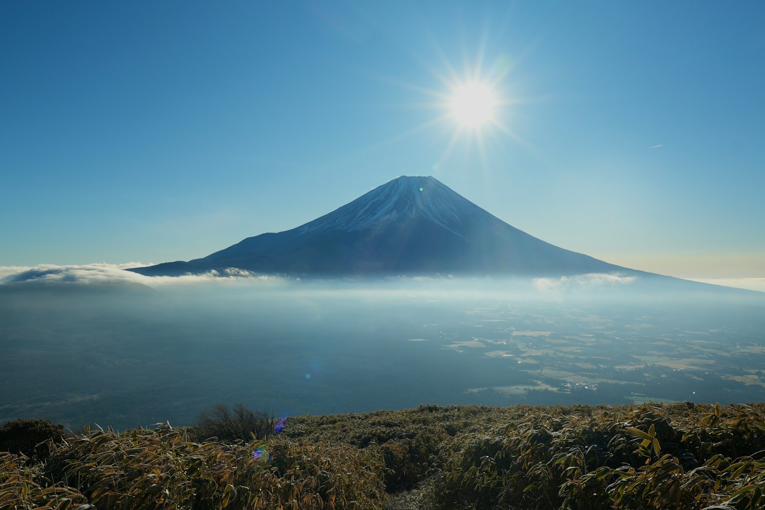 Vista panoramica del Monte Fuji sotto un cielo sereno