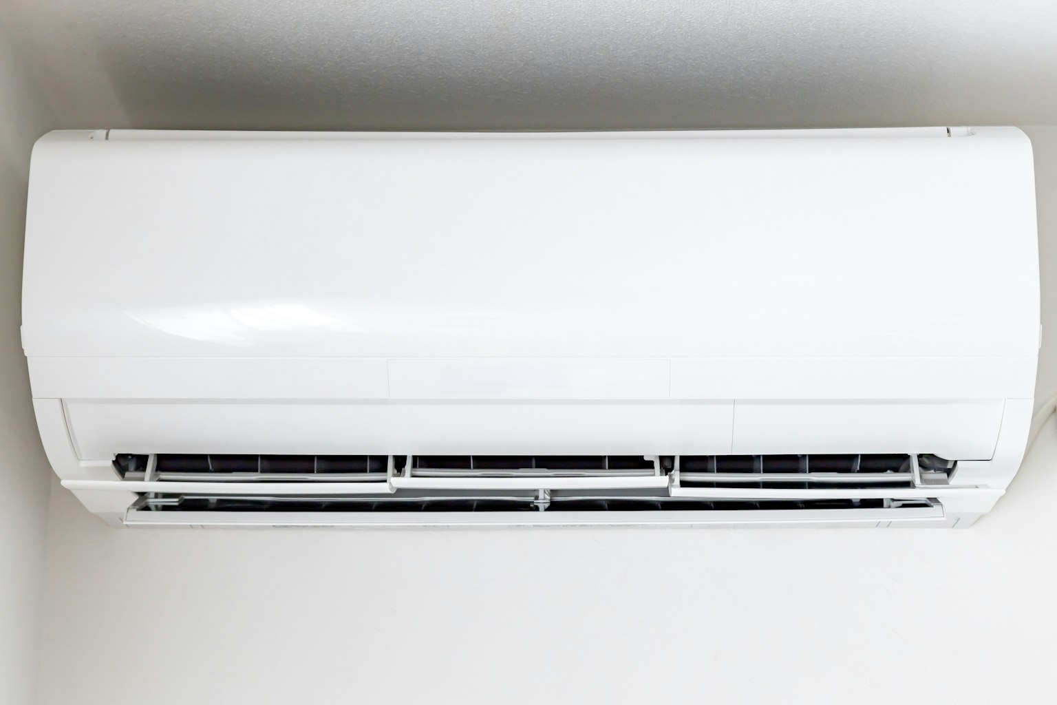 Climatiseur blanc monté au mur