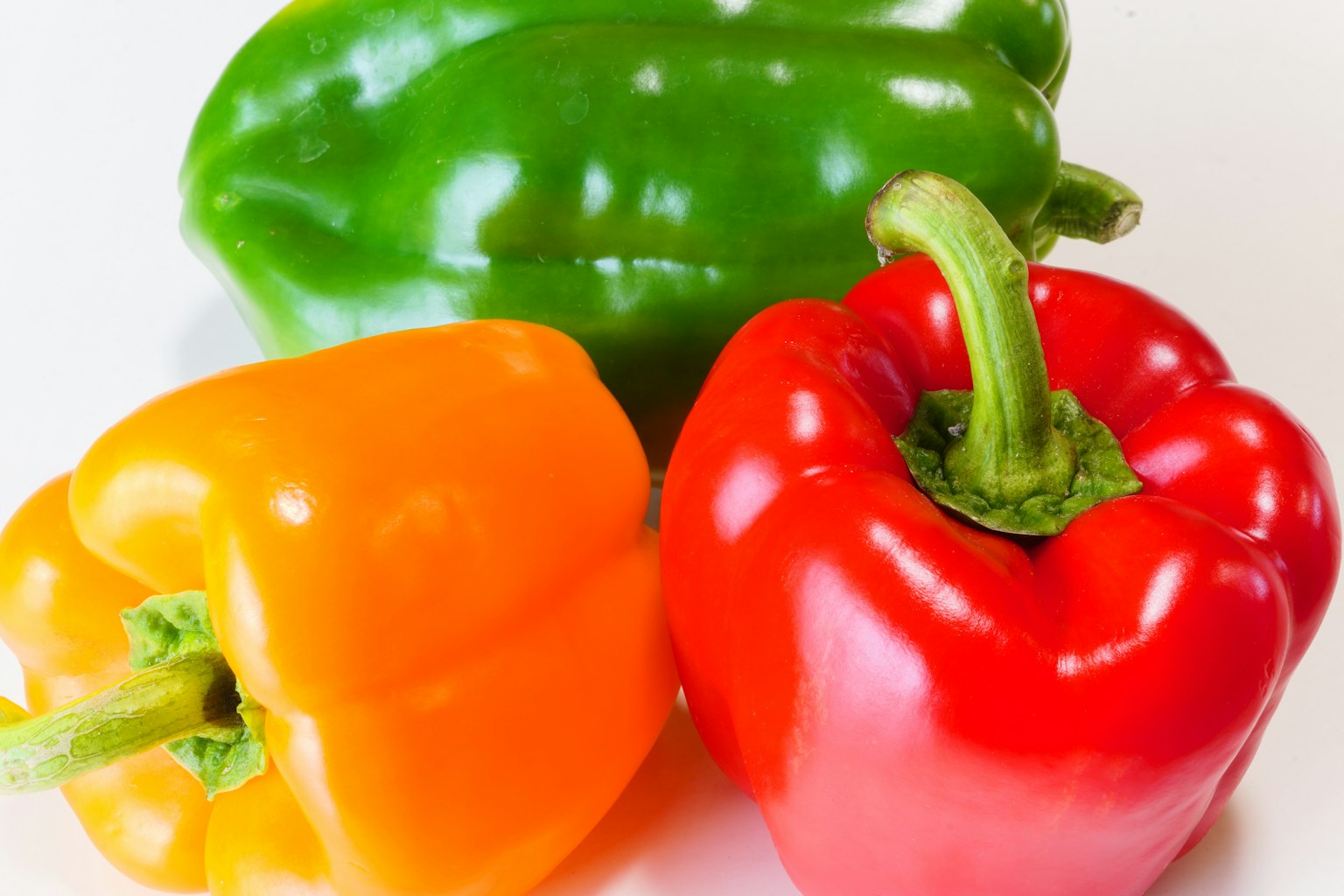 Poivrons colorés frais disposés sur une assiette blanche