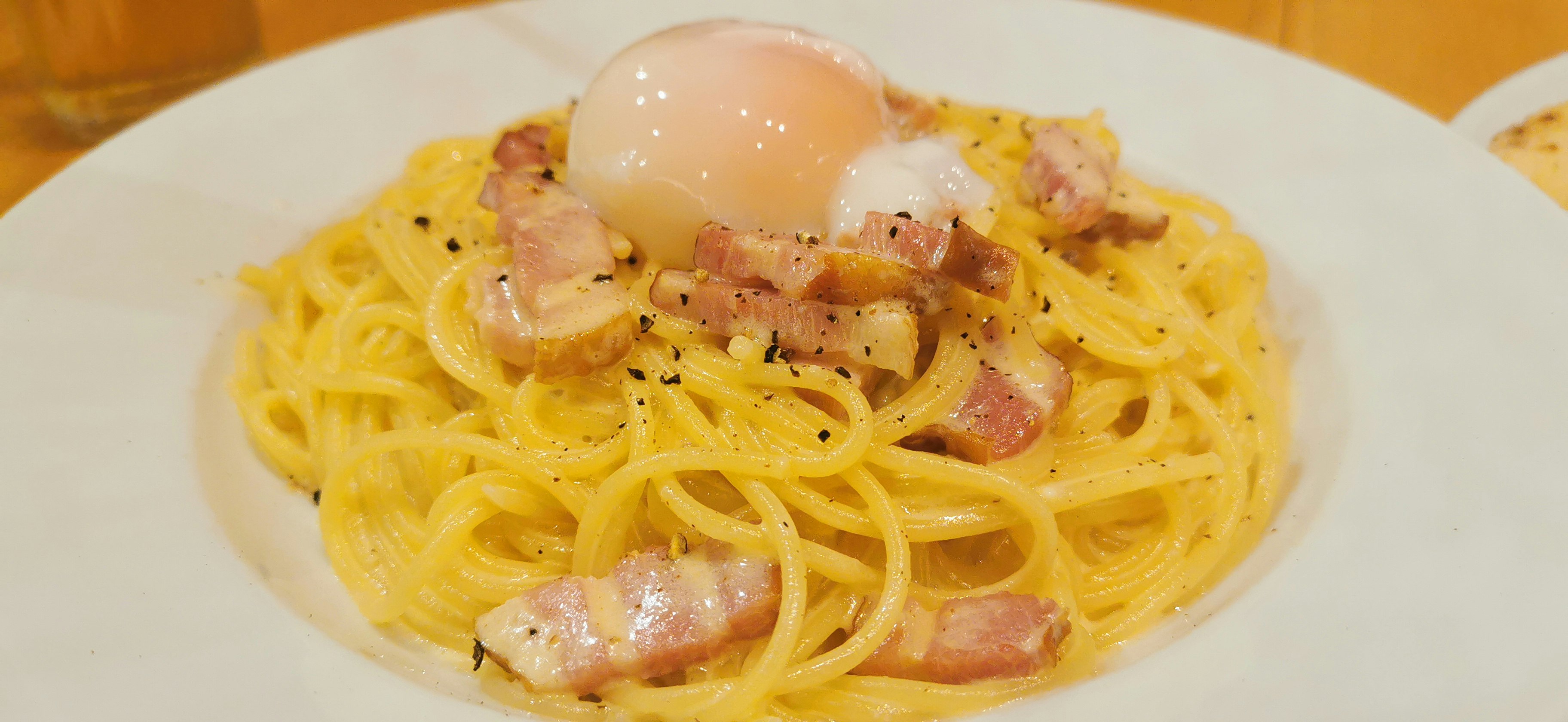 close-up pasta carbonara dengan bacon dan telur