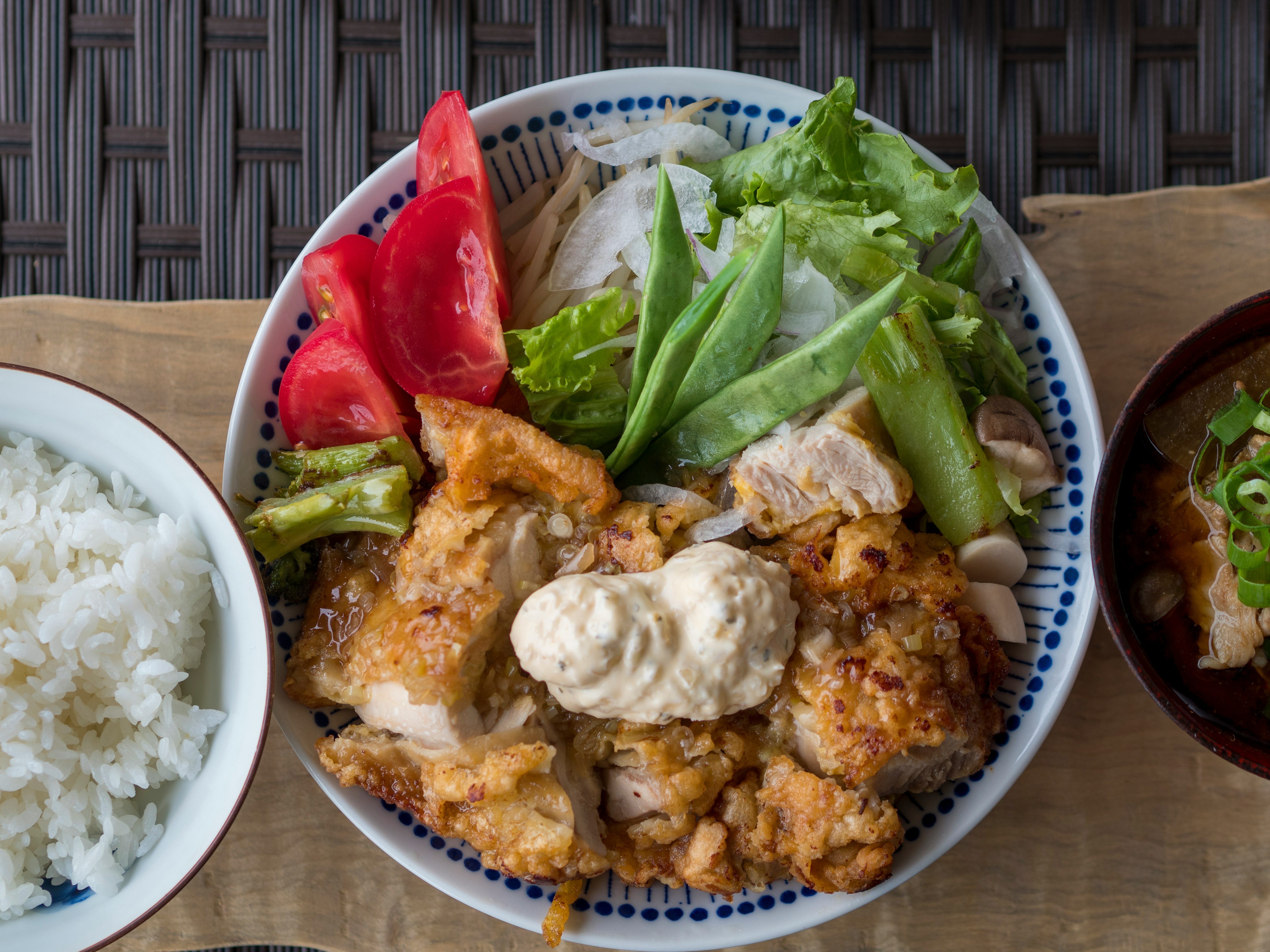 bát gà chiên giòn kèm rau, ăn kèm cơm và canh miso