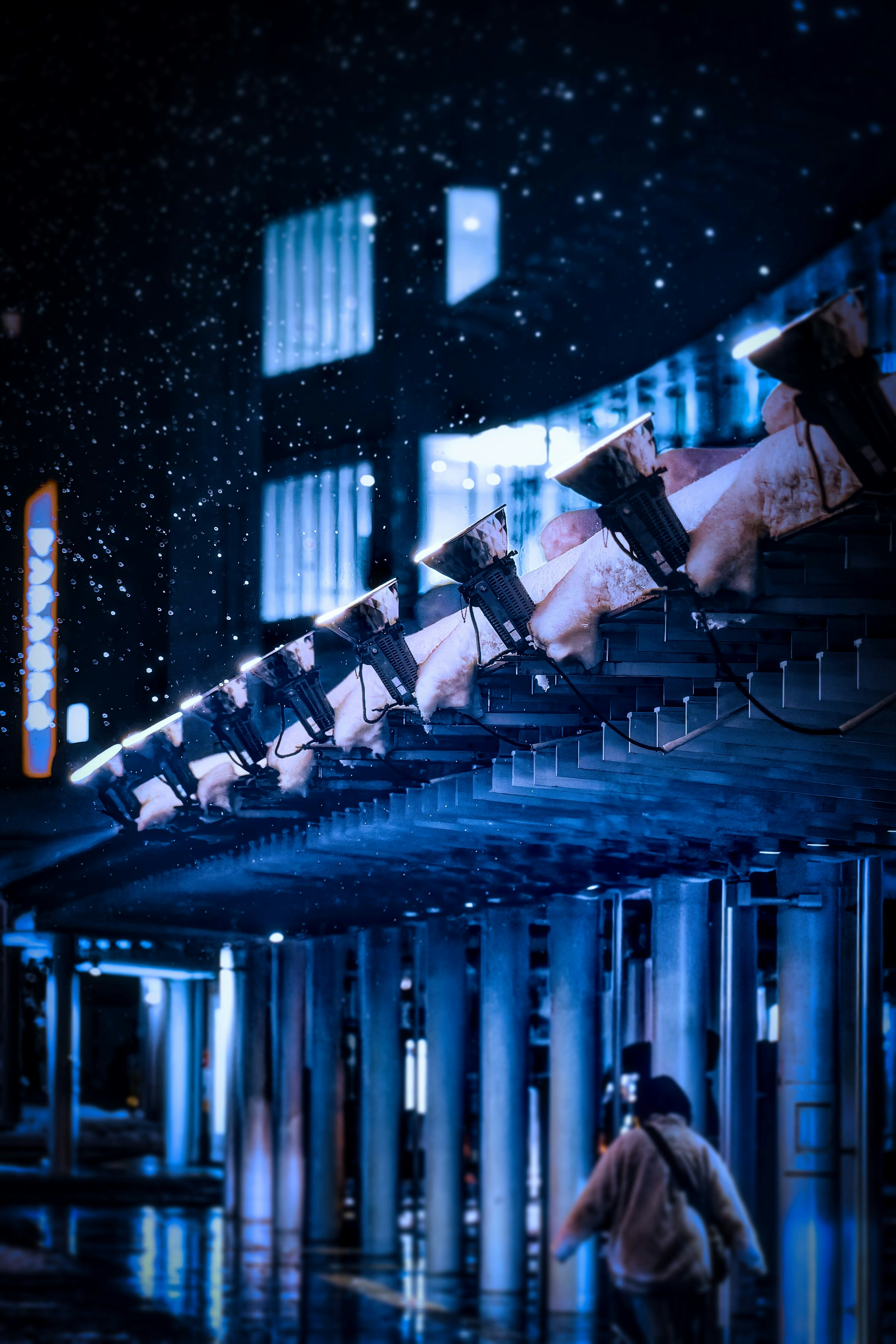 福井駅前で降り積もる雪と夜の恐竜オブジェの光