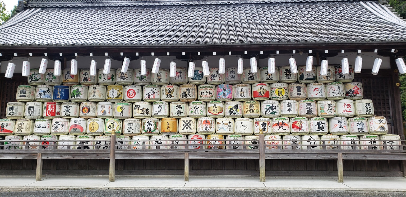 傳統日本神社外觀，排列著酒桶