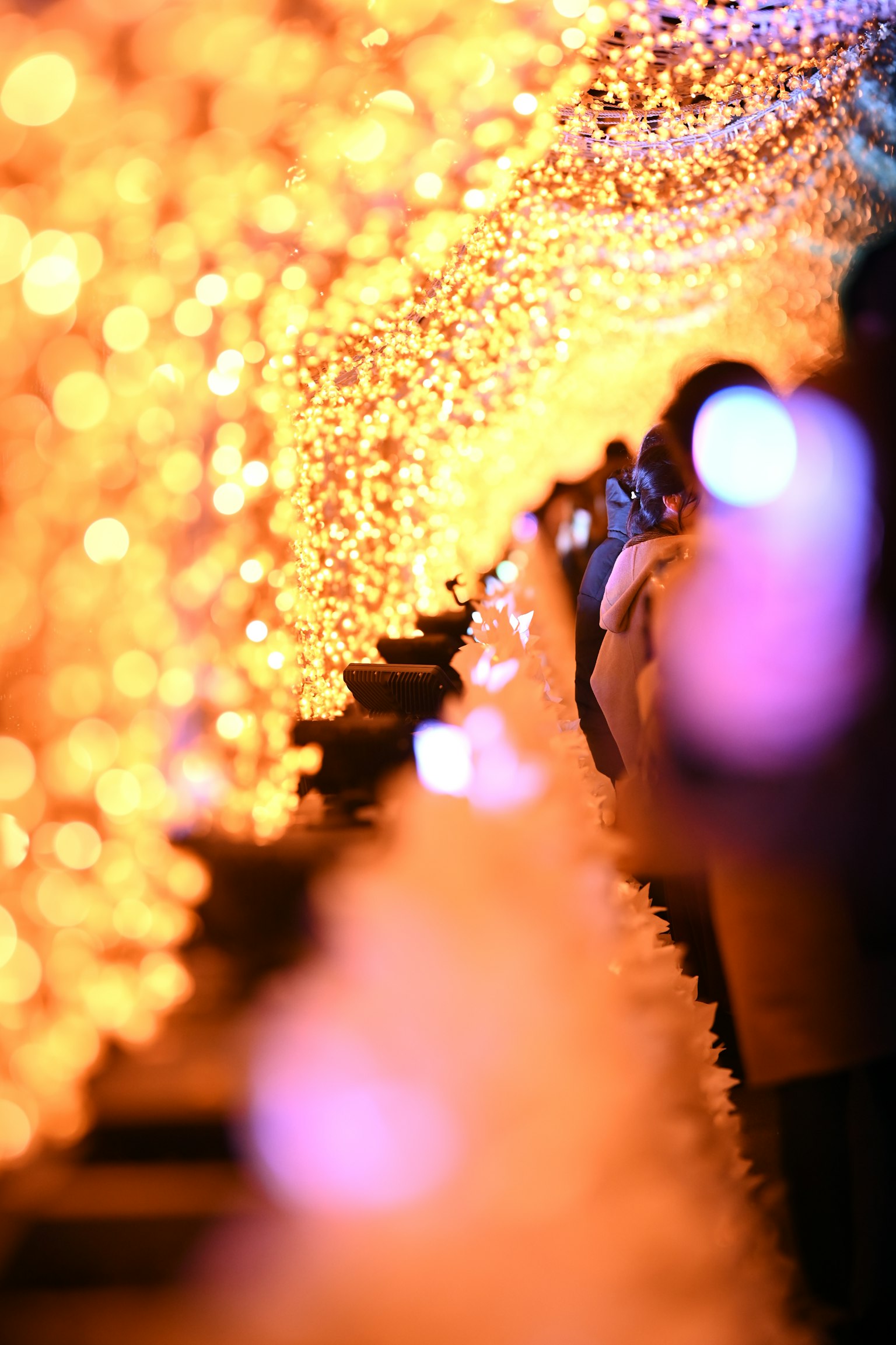 Un bellissimo tunnel di luci con un'illuminazione colorata che brilla intensamente