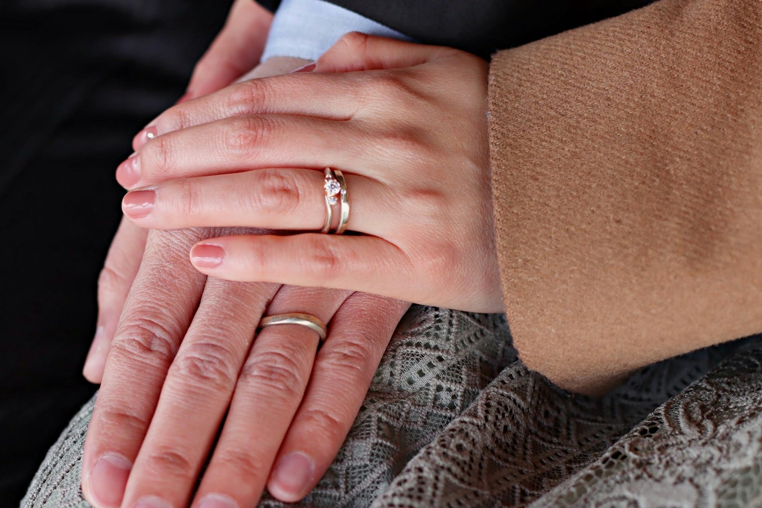 Close-up tangan dengan cincin pernikahan