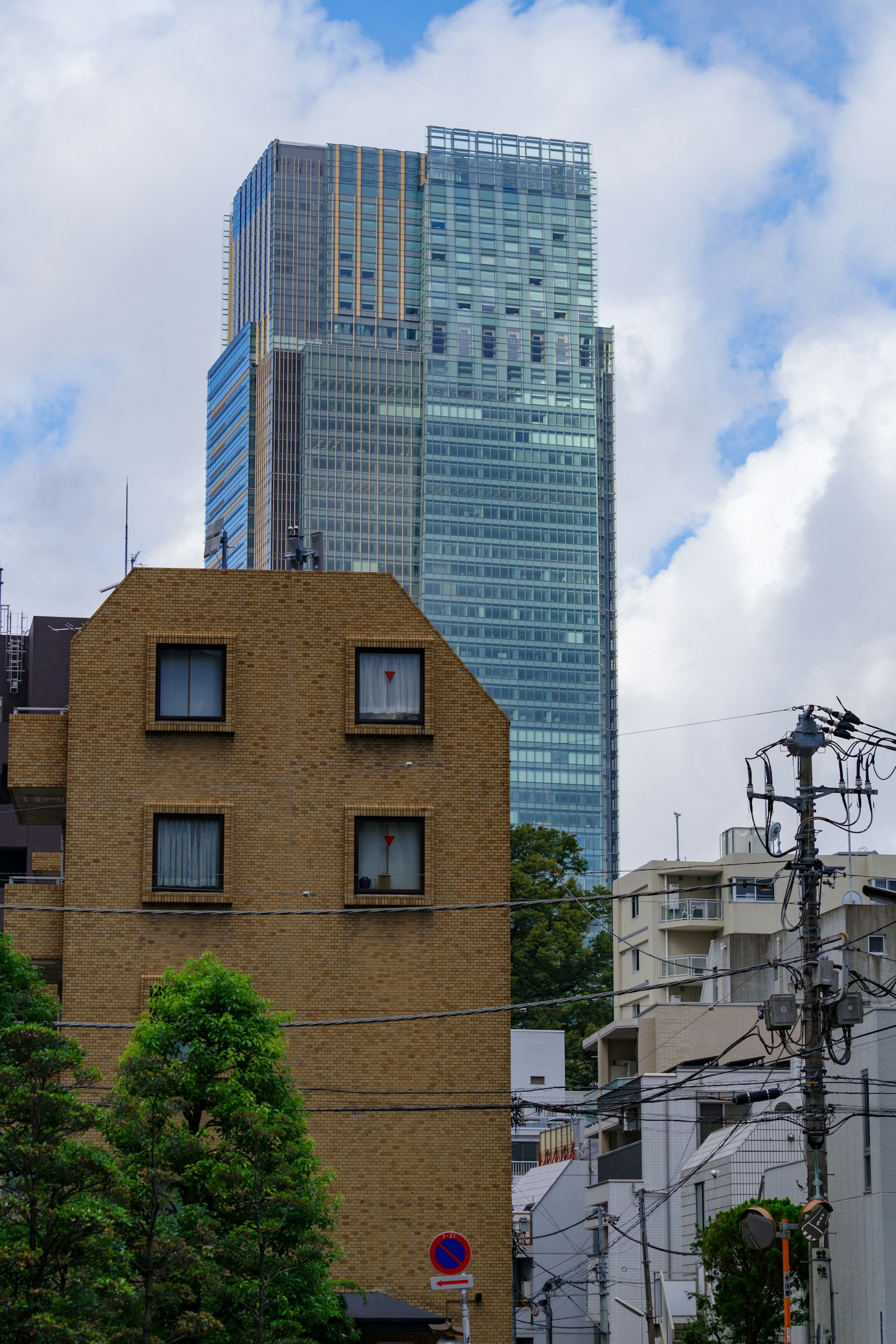 Paysage urbain avec un gratte-ciel derrière un bâtiment bas