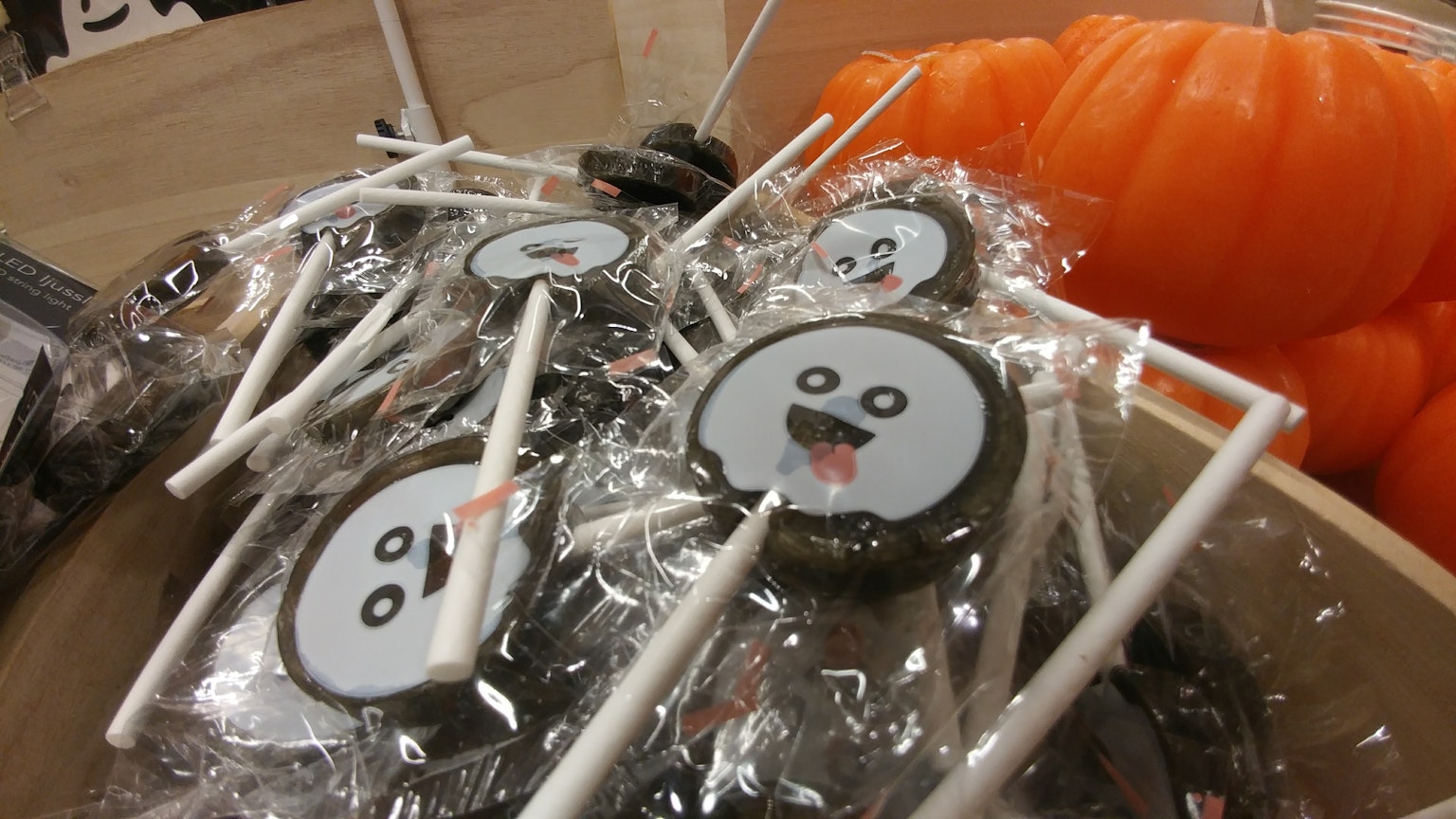 Sebuah keranjang penuh dengan lollipop wajah hantu dengan desain bermain