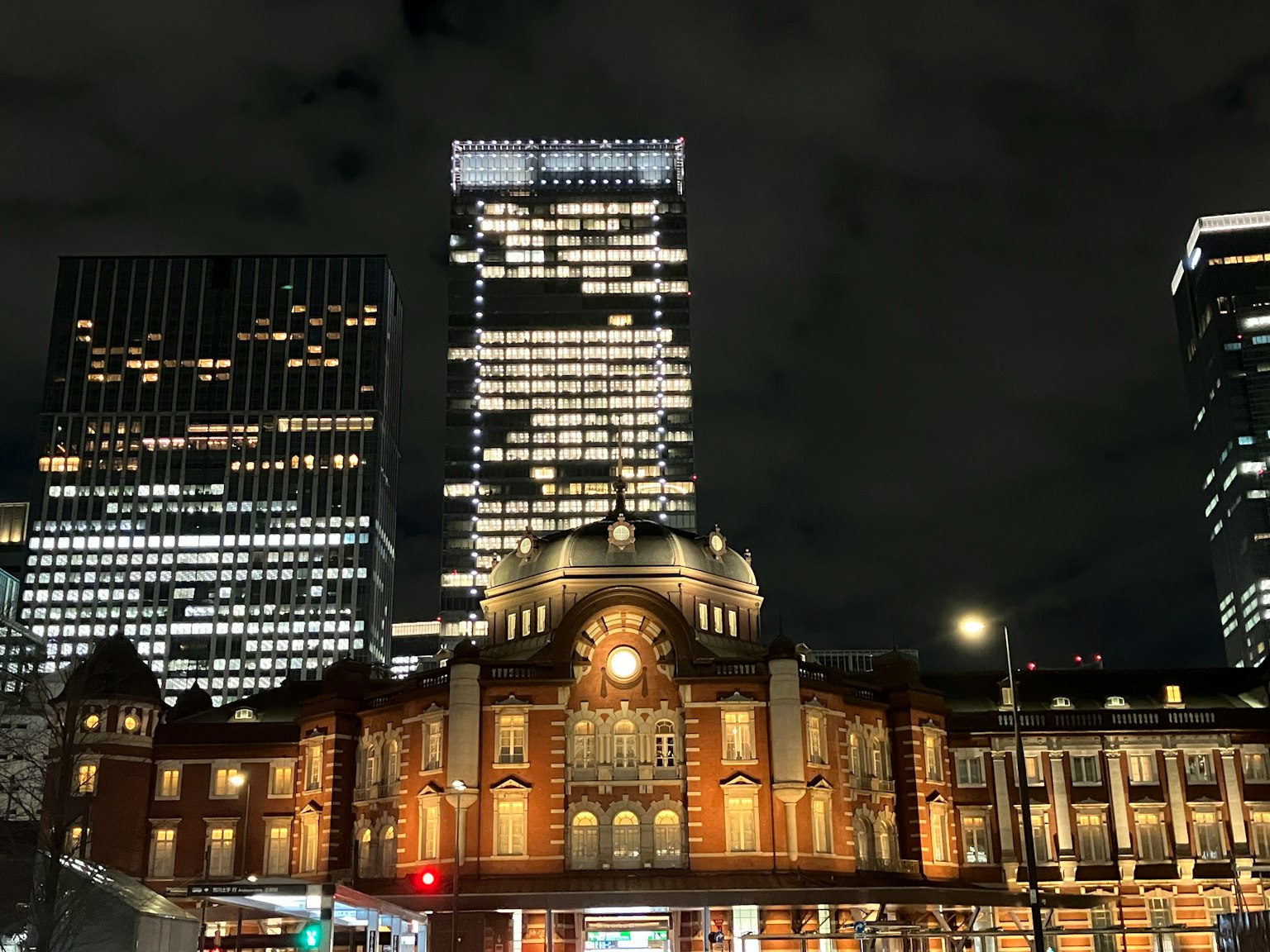 Estación de Tokio de noche con rascacielos modernos