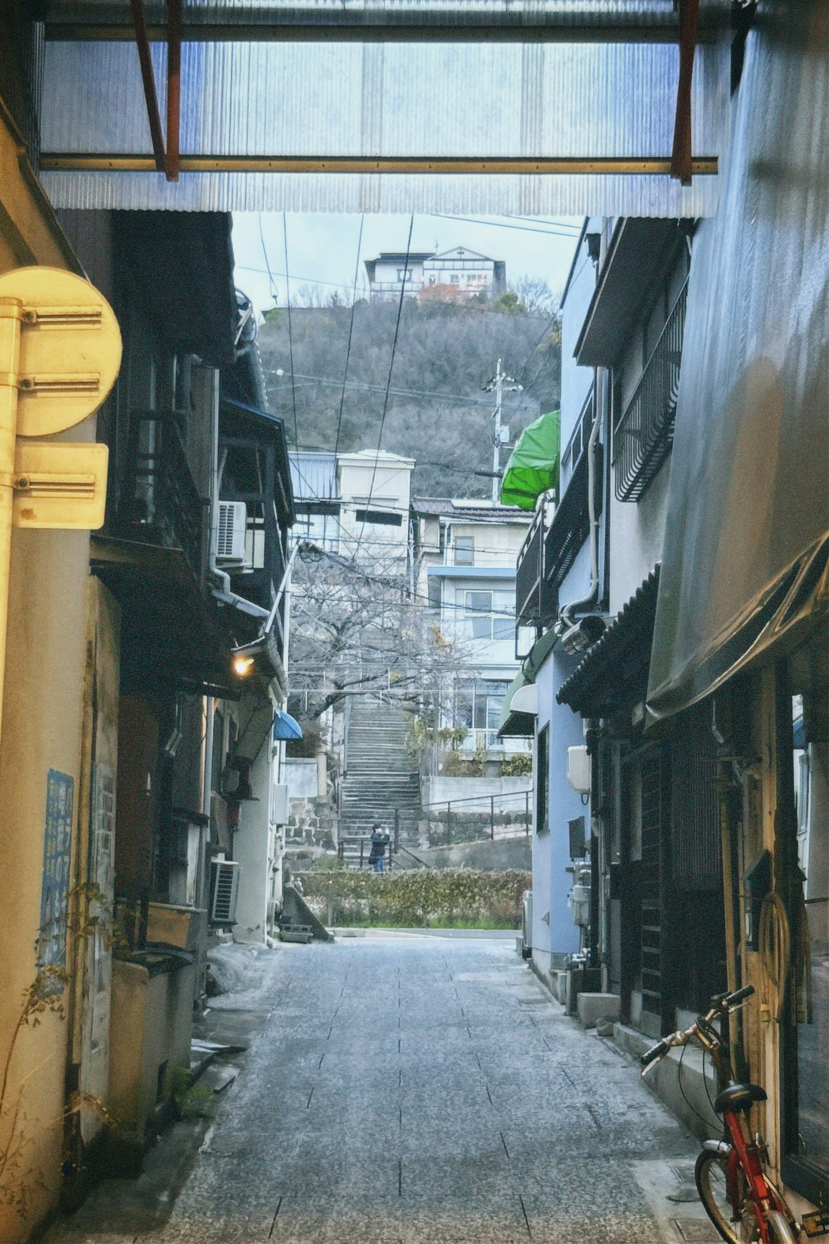 路地に並ぶ自転車と商店街の軒先