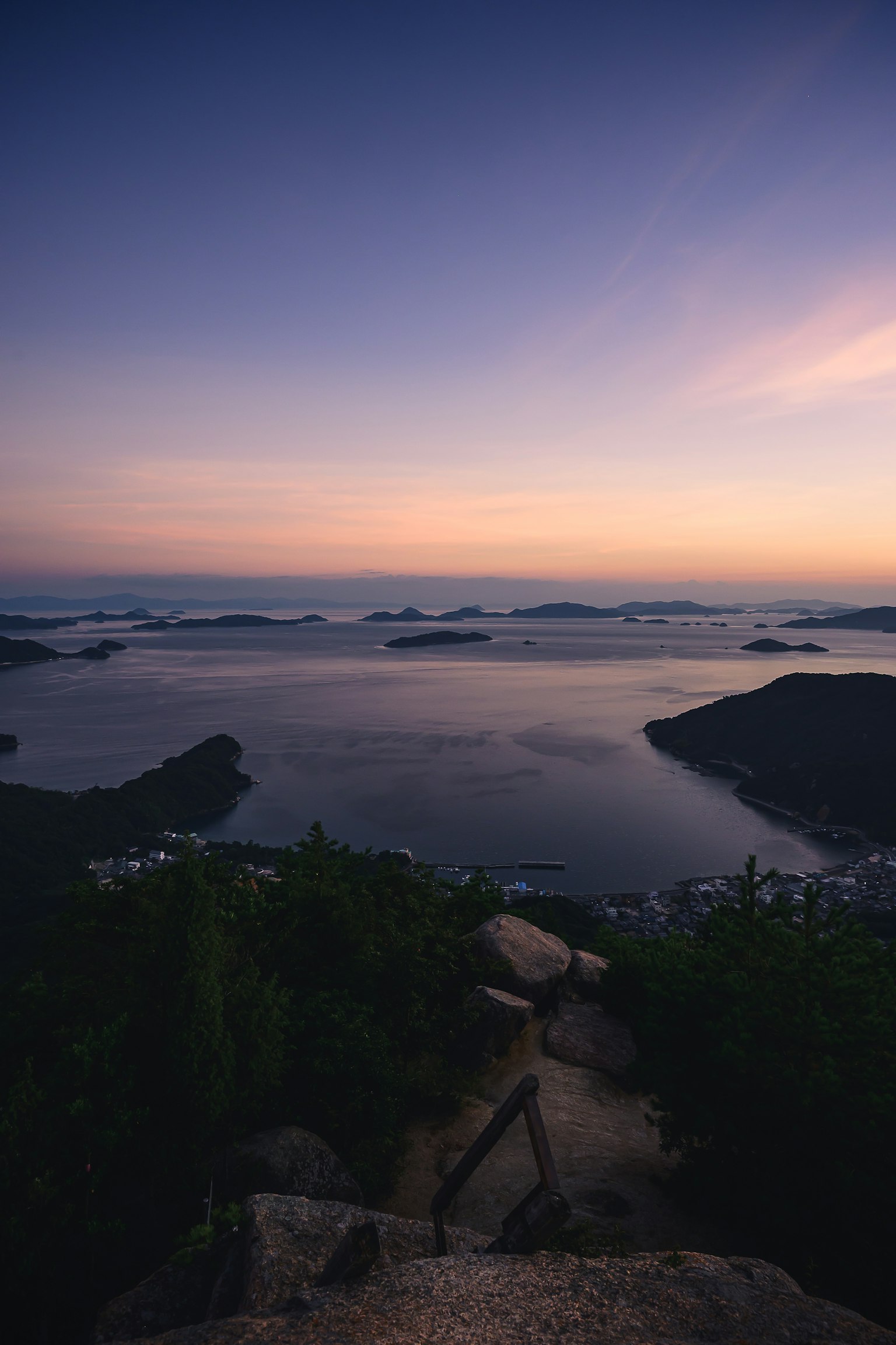 夕焼けの海と島々の美しい景色