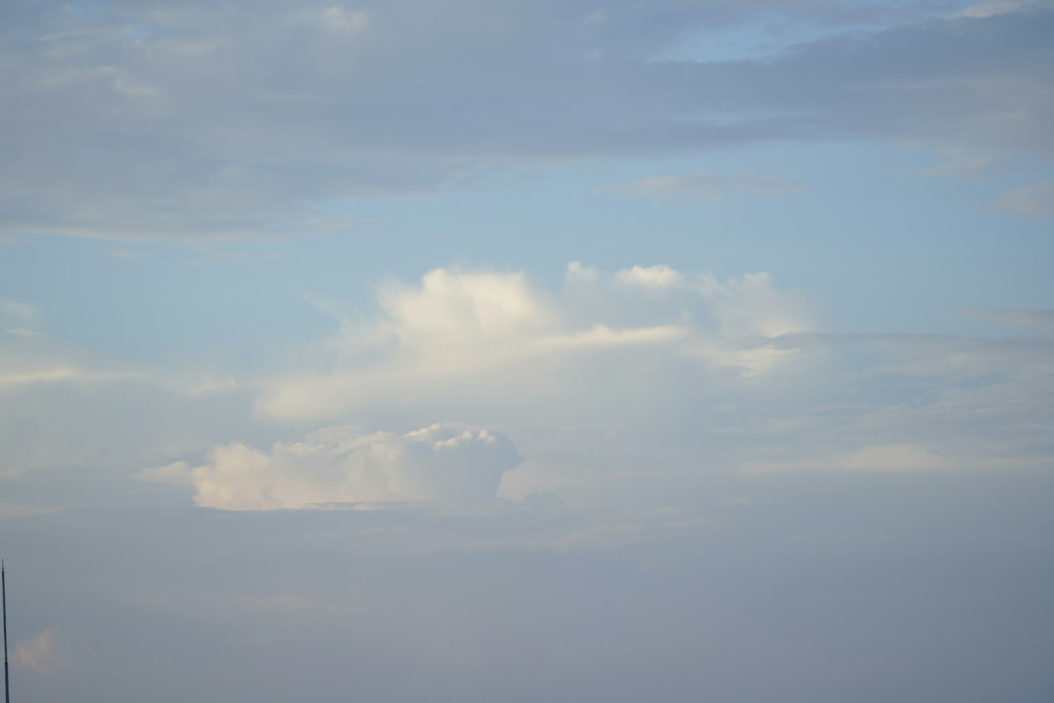 Landschaft mit weißen Wolken, die in einem blauen Himmel schweben