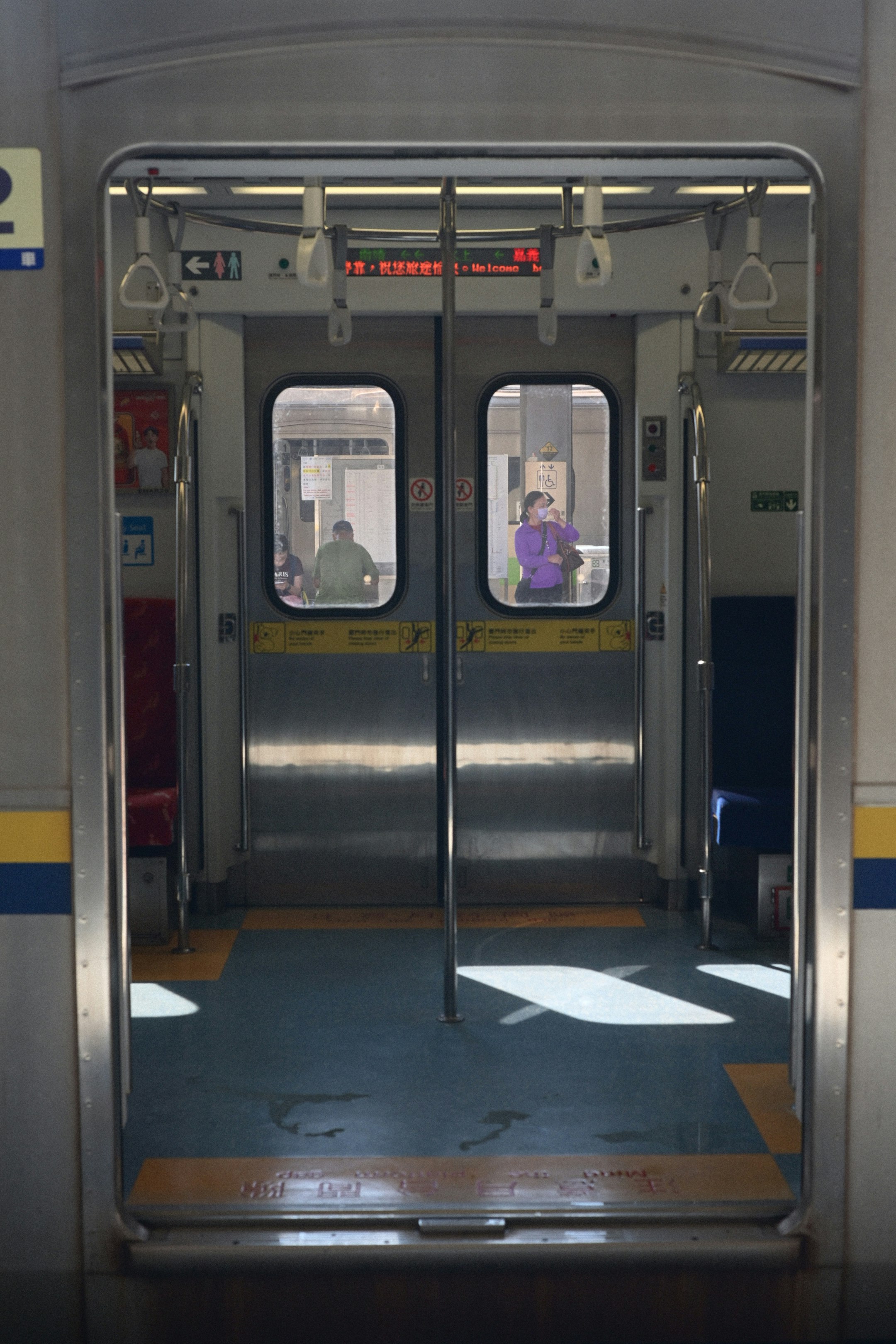 車内の自動ドアが開いた電車の通路