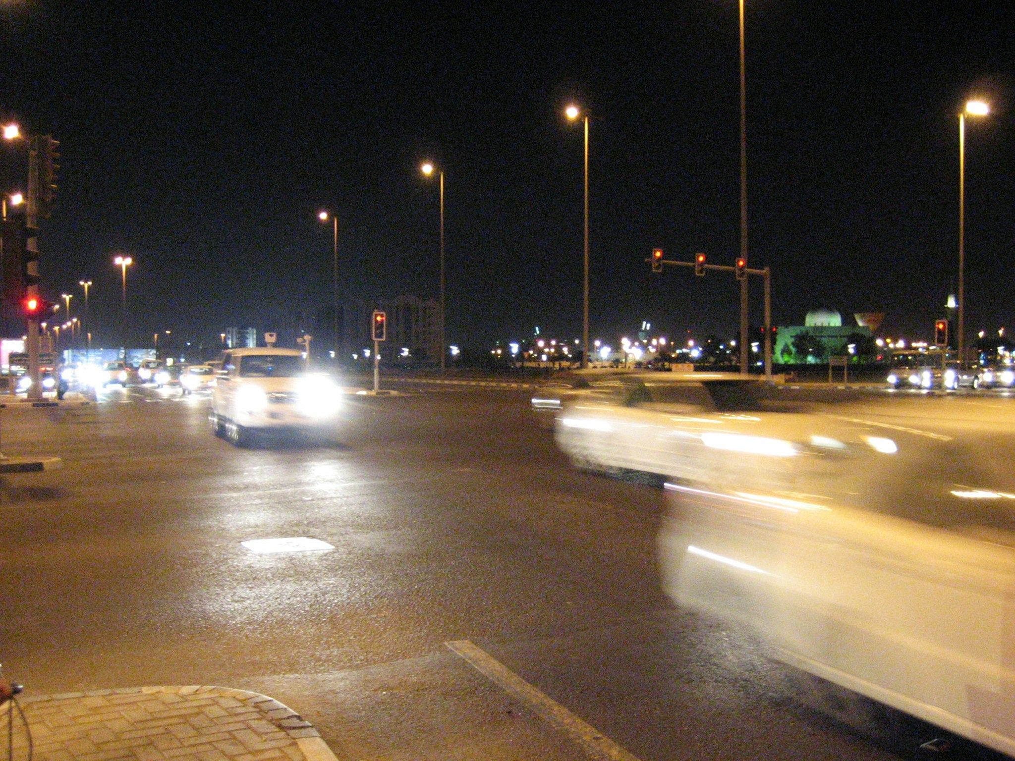 夜の高速道路を走る車の光跡が流れる風景