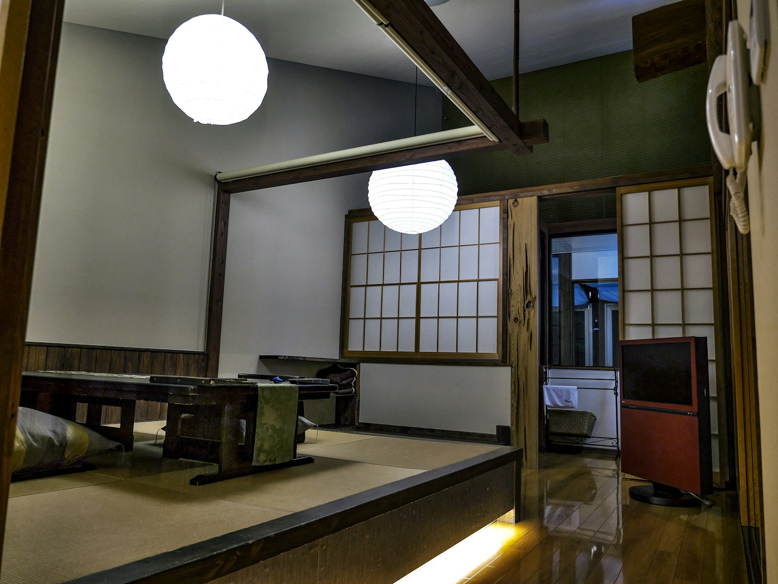 Japanisches Innendesign mit runden Lichtern niedrigem Tisch Tatami-Boden und Shoji-Fenstern