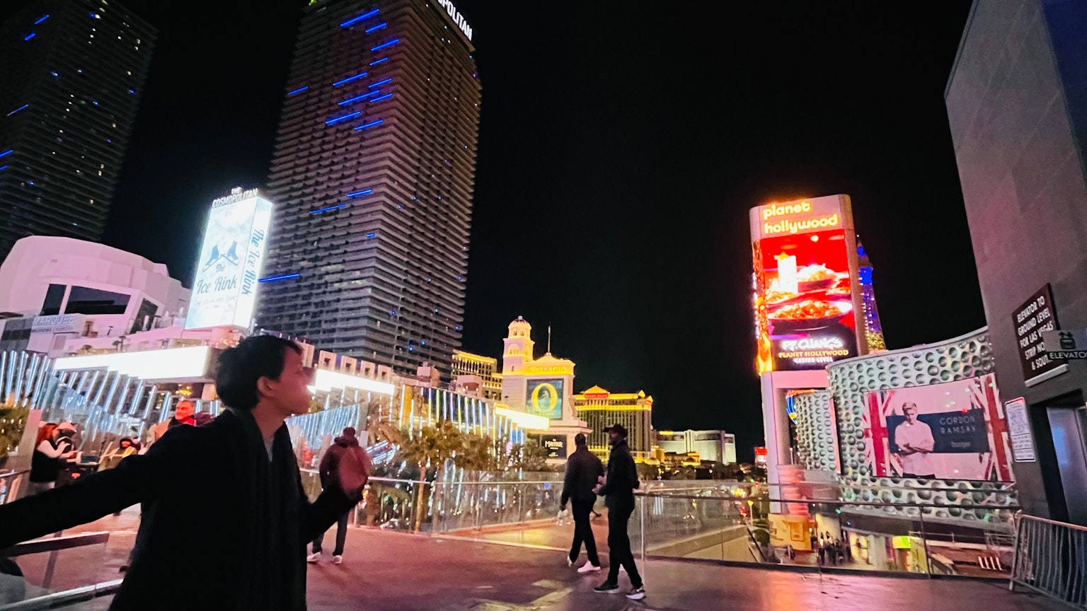 拉斯维加斯大道的夜景人们聚集在灯光闪烁的建筑前