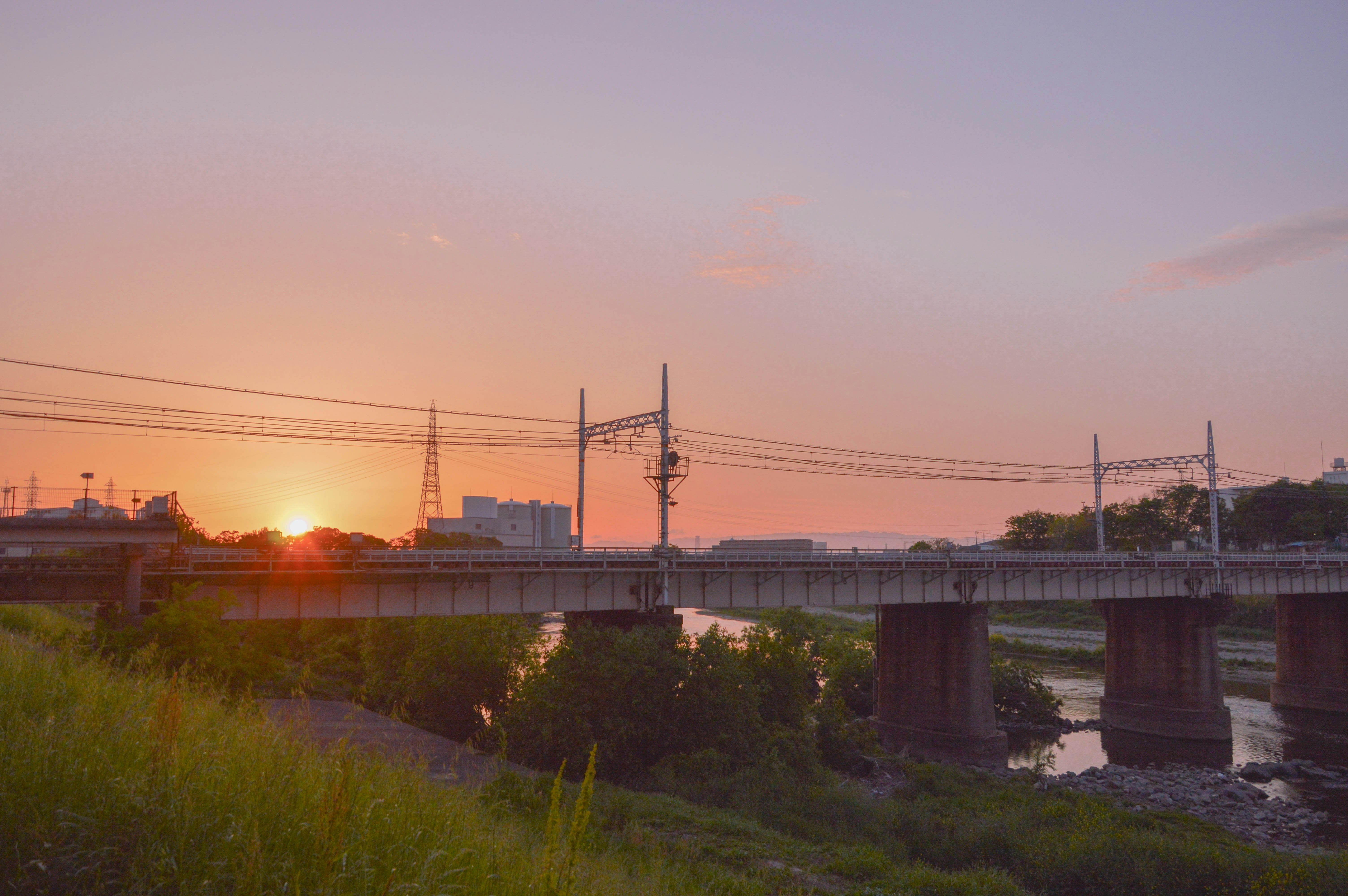 夕暮れの大和川に架かる橋と川沿いの風景