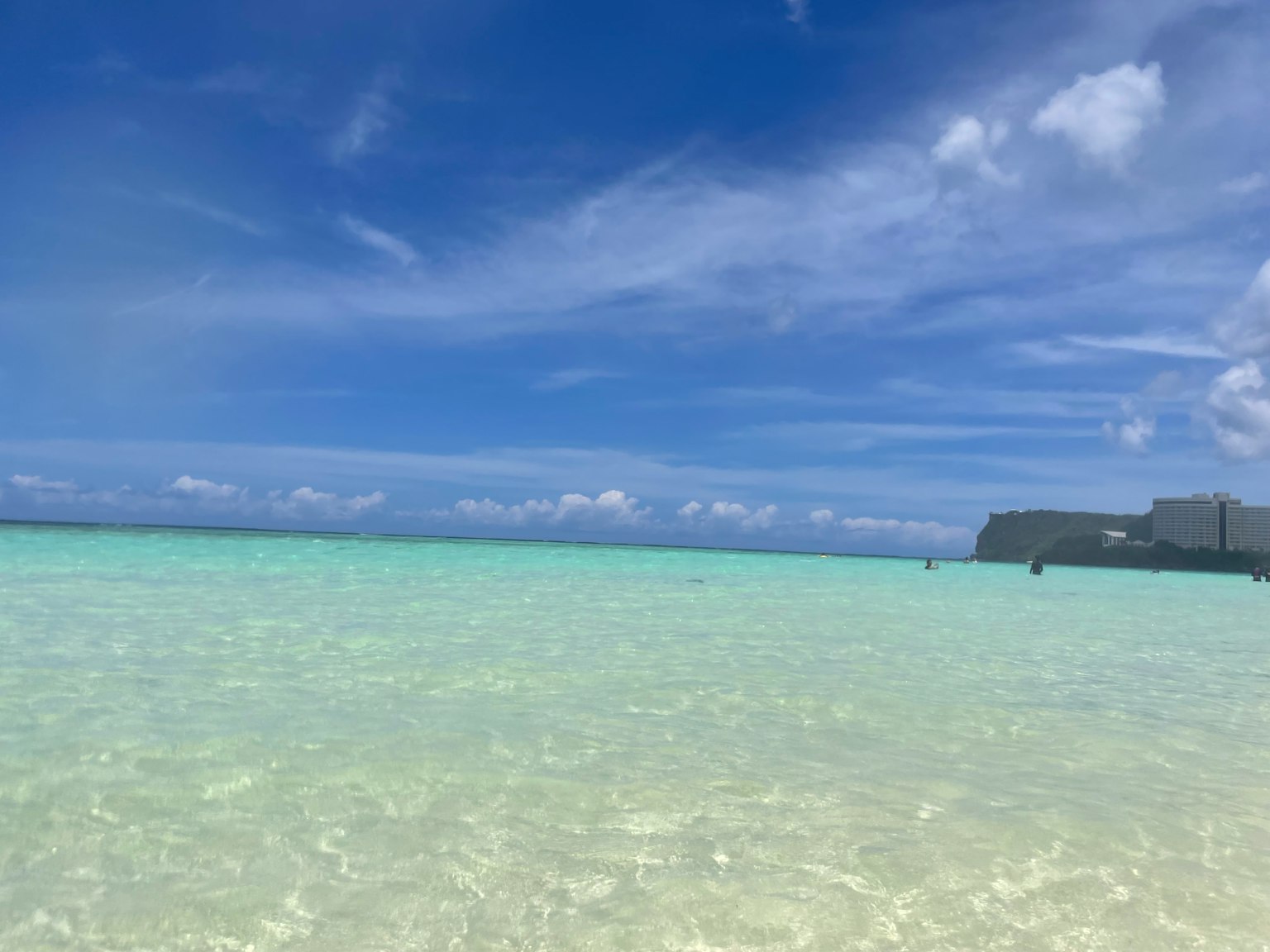 Cảnh bãi biển với bầu trời xanh và nước trong xanh như ngọc bích