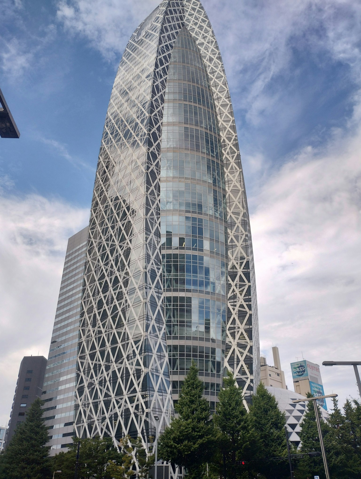 Exterior de un edificio tecnológico único en Shinjuku que muestra un diseño de vidrio y metal