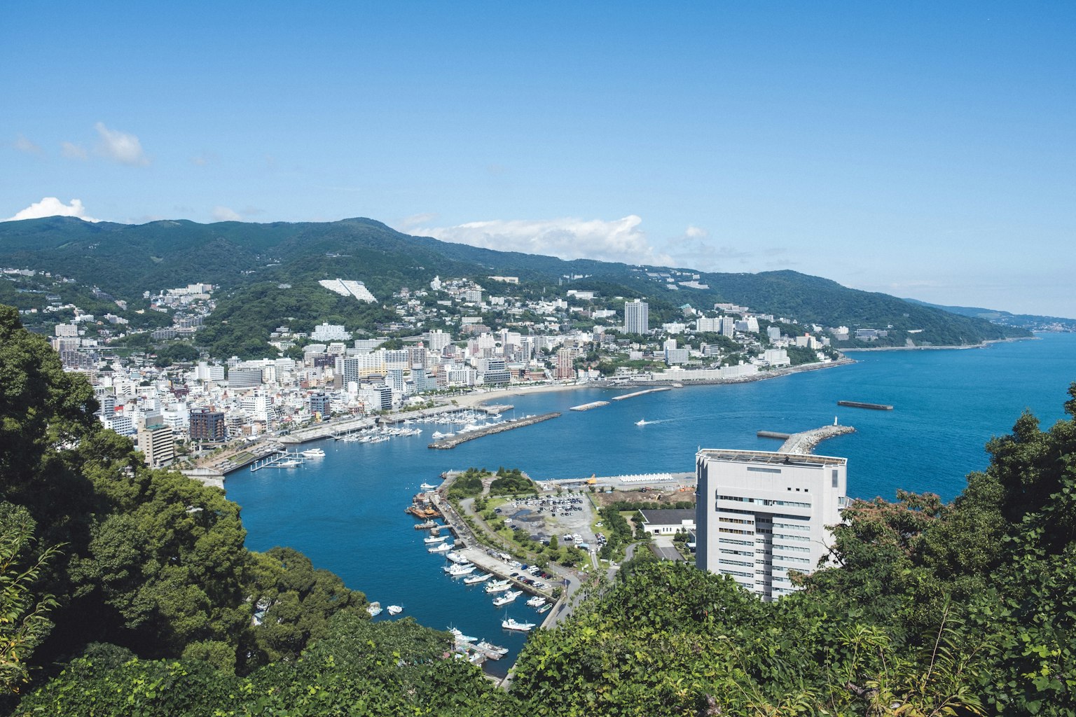 Vista panoramica della città di Atami nella prefettura di Shizuoka con costa e paesaggio urbano