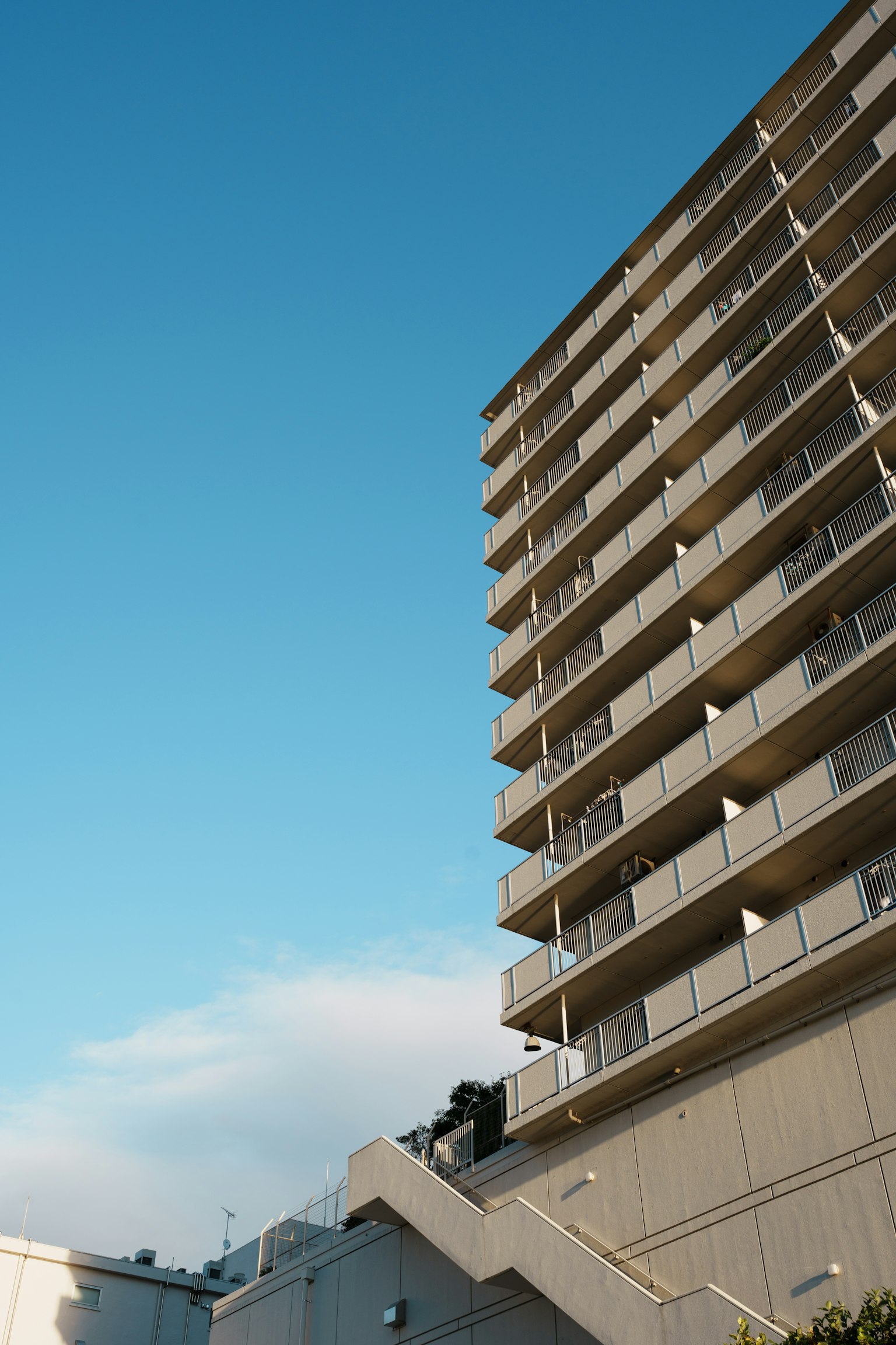 Vue latérale d'un grand bâtiment sous un ciel bleu clair