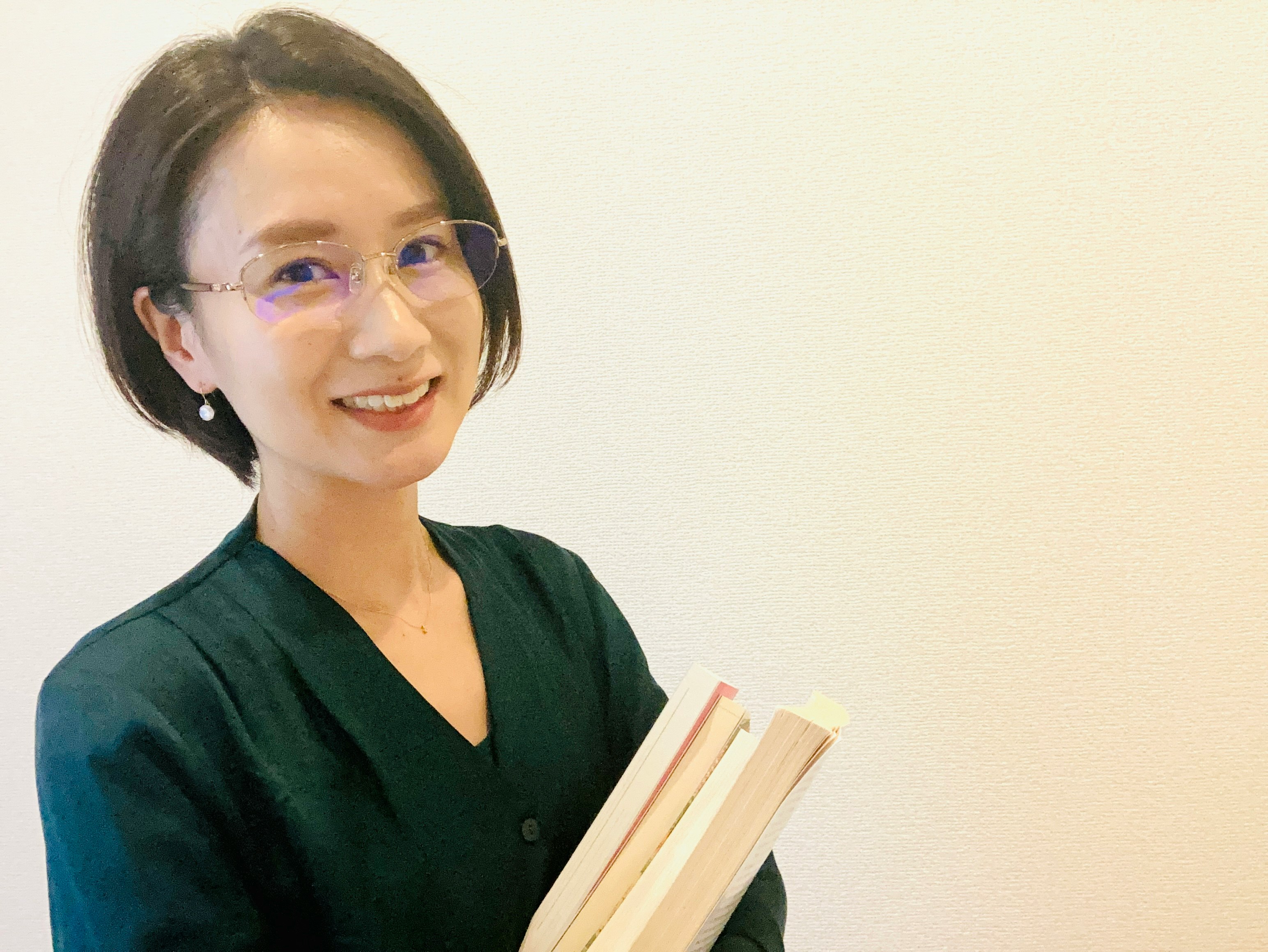 本を抱えて微笑む女性のポートレート