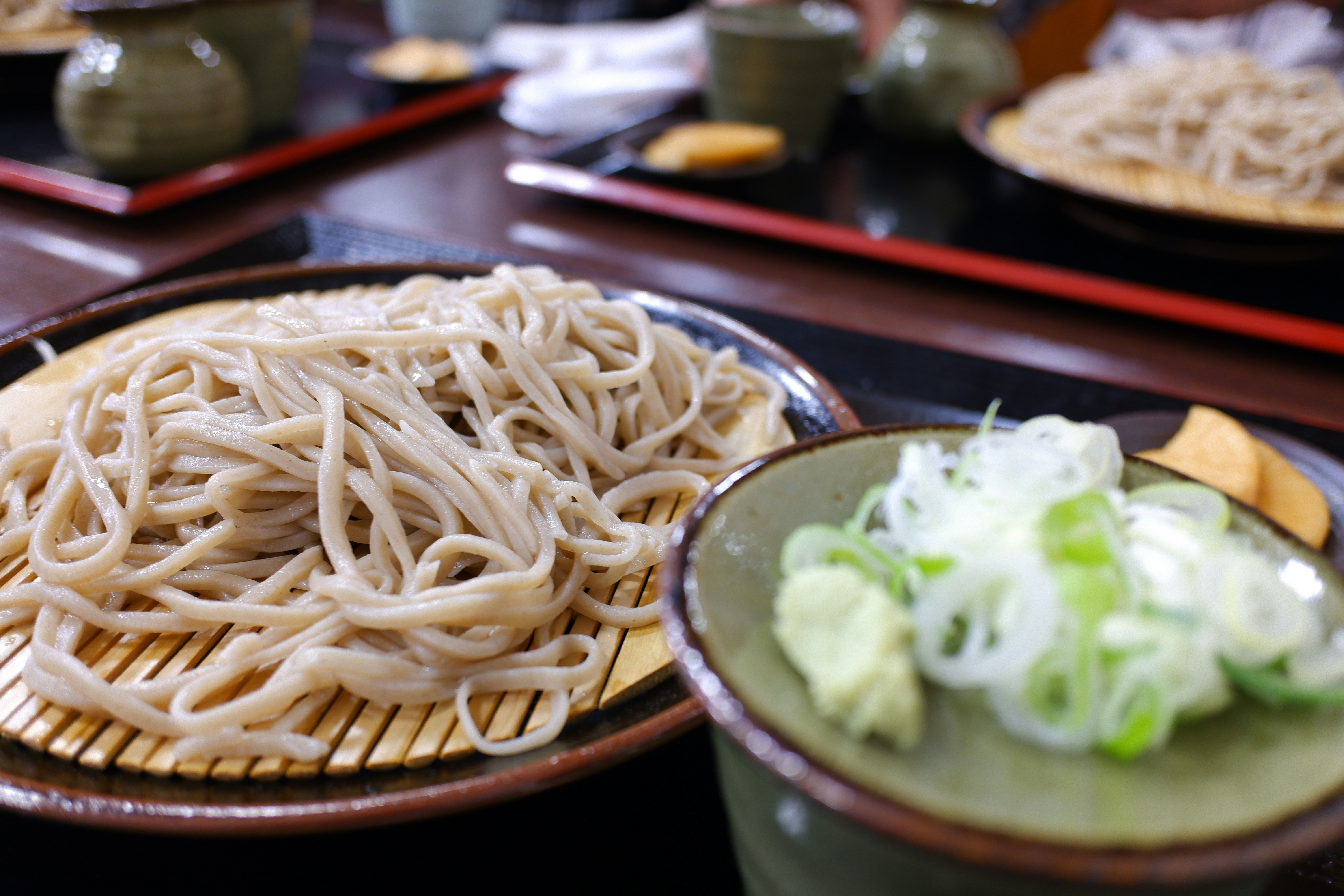 ざるそばと薬味がのった和食の食卓