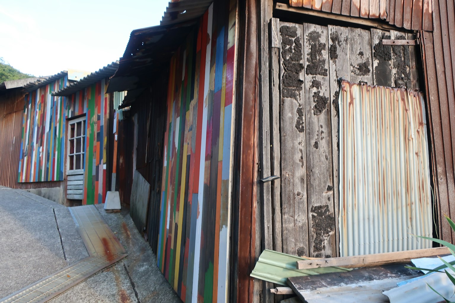 Extérieur d'un ancien bâtiment en bois avec des murs rayés colorés