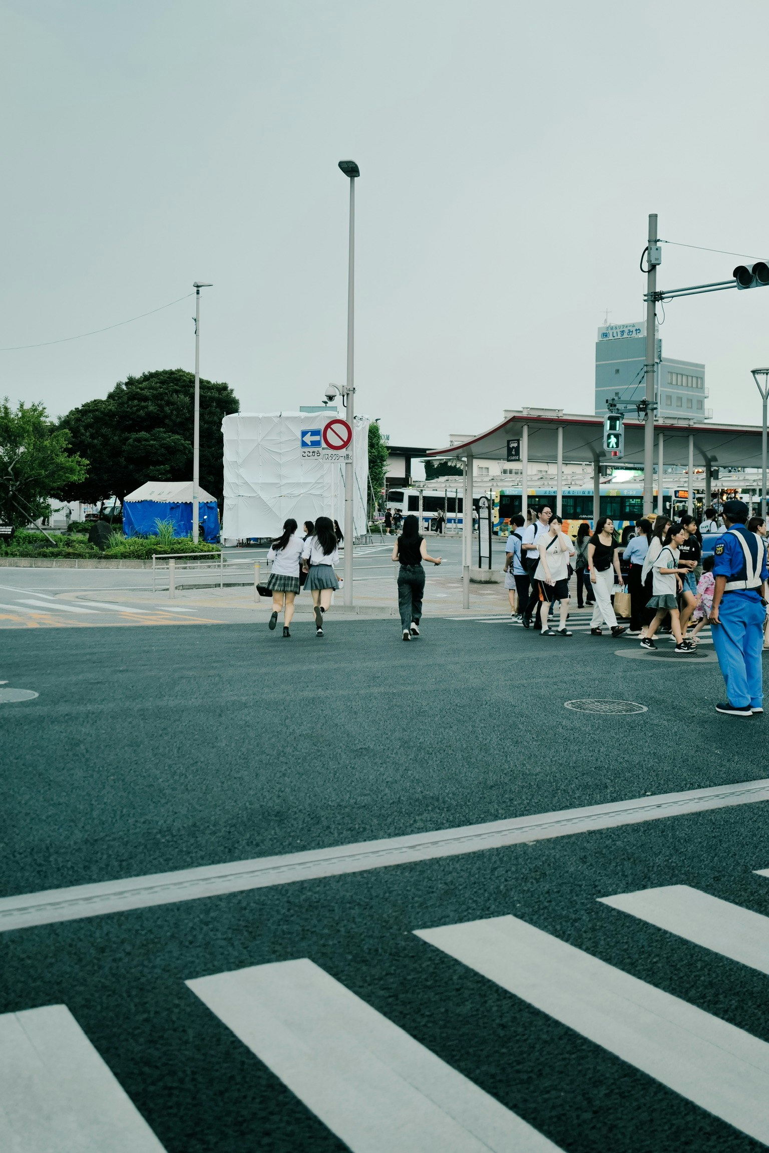 城市路口行人通行的街景
