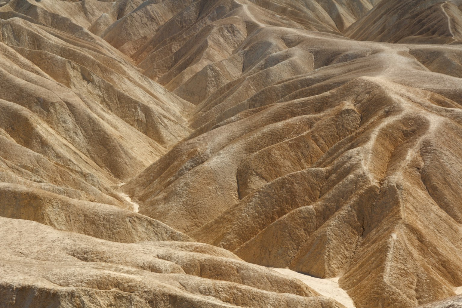 Paysage de montagnes sèches et accidentées avec des crêtes complexes