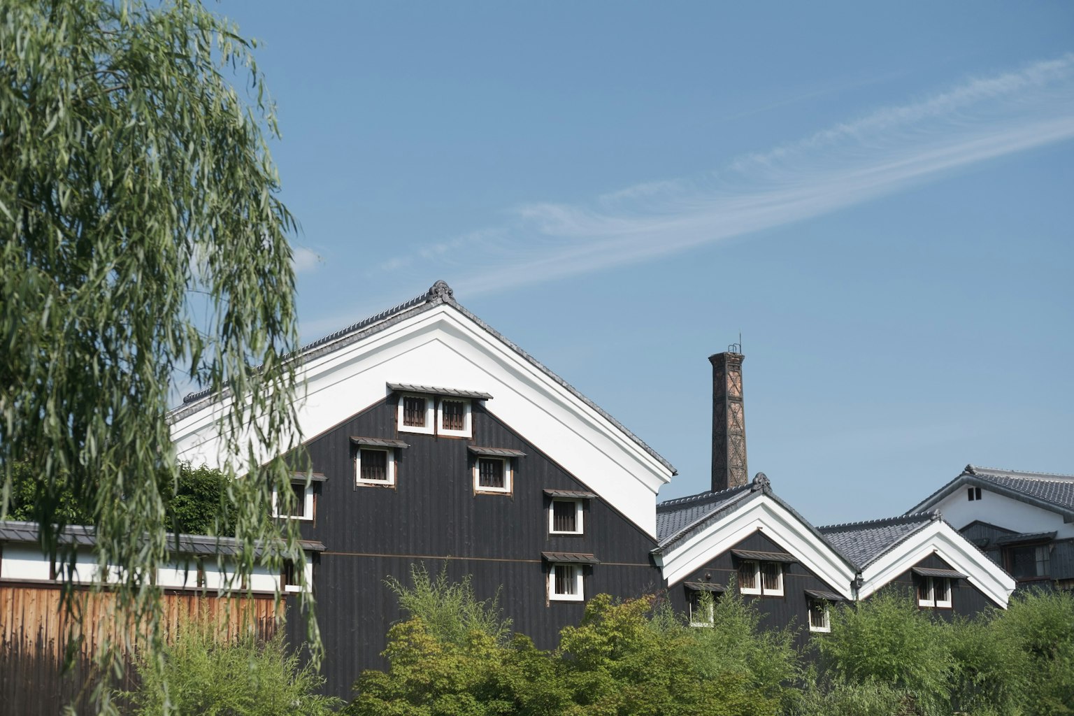 傳統日本建築，黑色牆壁和藍天